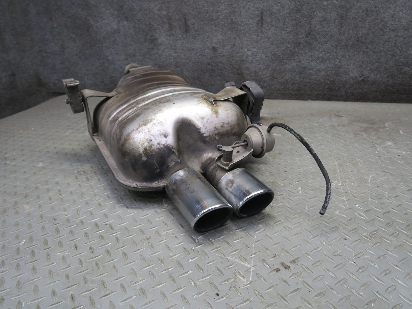 01-06 BMW E46 330ci Convertible Rear Exhaust Muffler 7502553 OEM