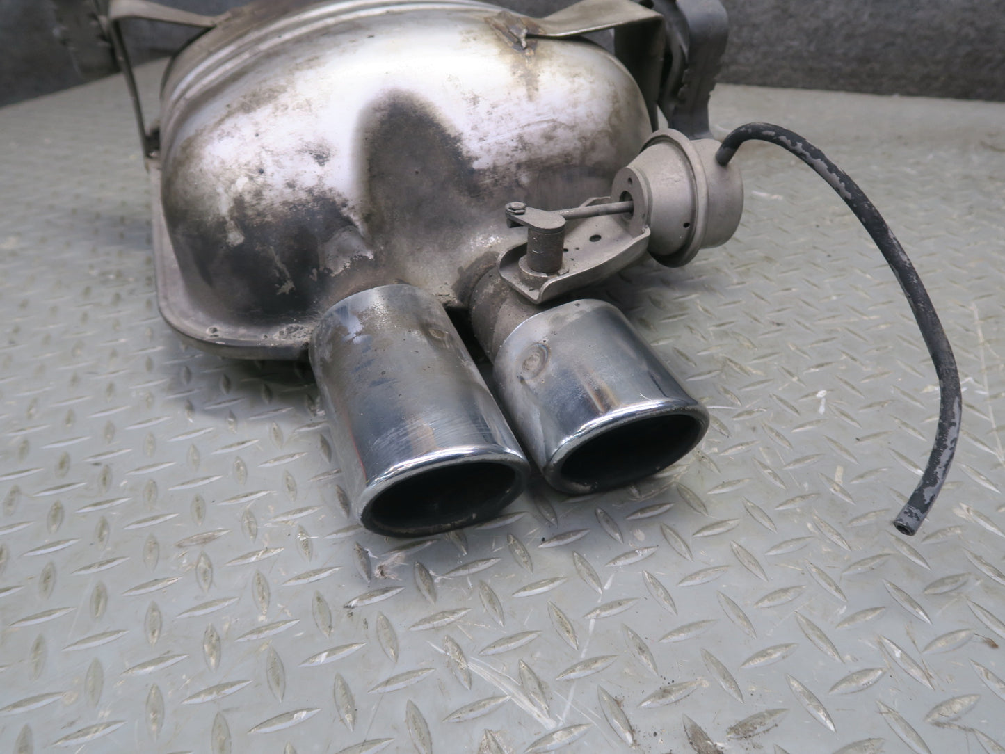 01-06 BMW E46 330ci Convertible Rear Exhaust Muffler 7502553 OEM