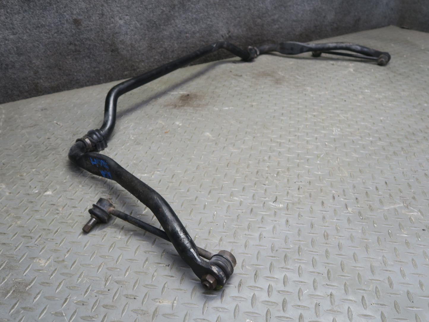 95-97 Nissan Gloria HY33 Front Anti Roll Stabilizer Sway Bar OEM