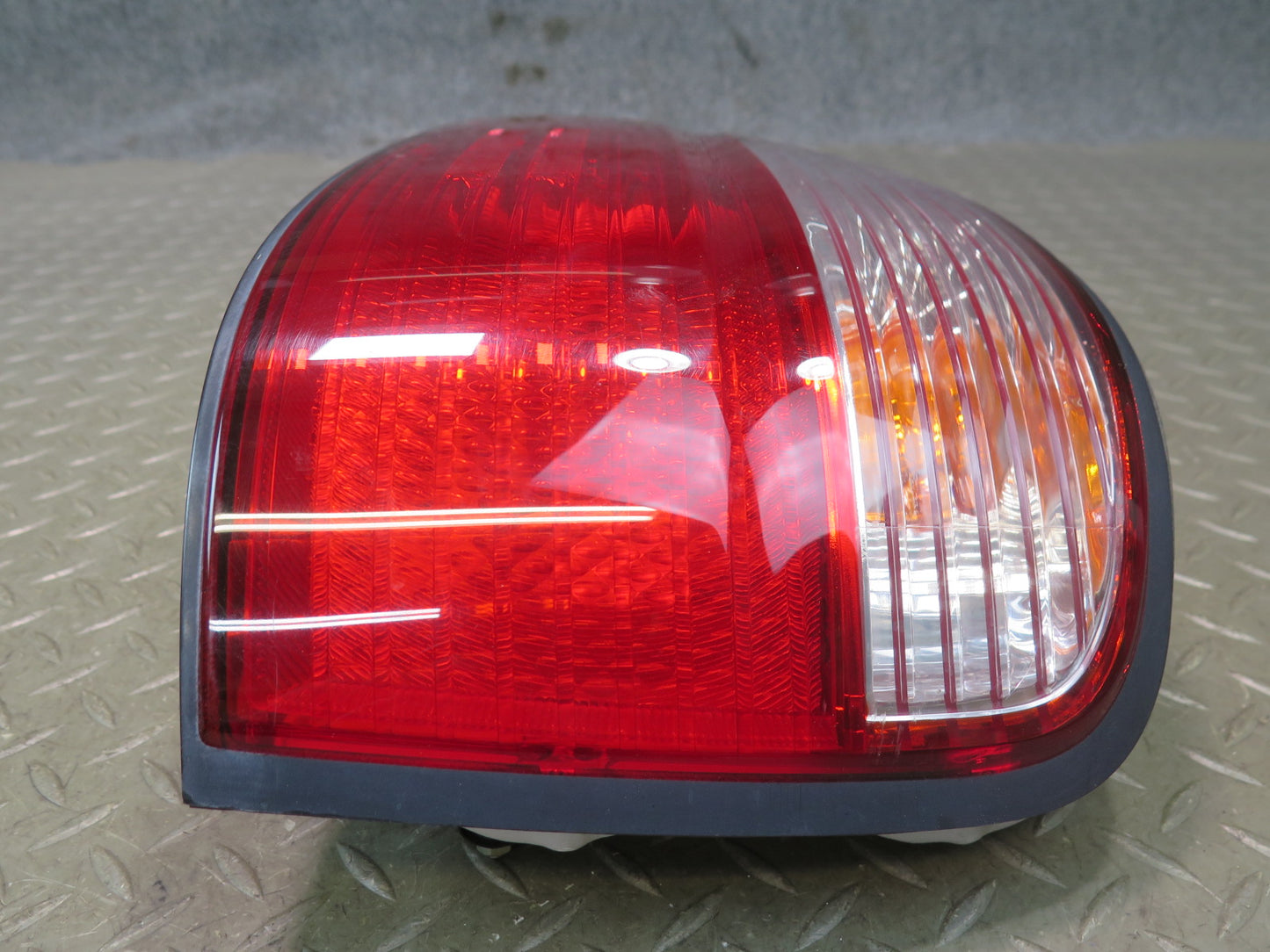 95-97 Nissan Gloria HY33 Set of 2 Rear Left & Right Tail Light Lamp OEM