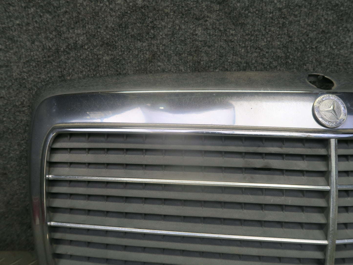 86-93 Mercedes W124 300E Front Hood Radiator Grille OEM