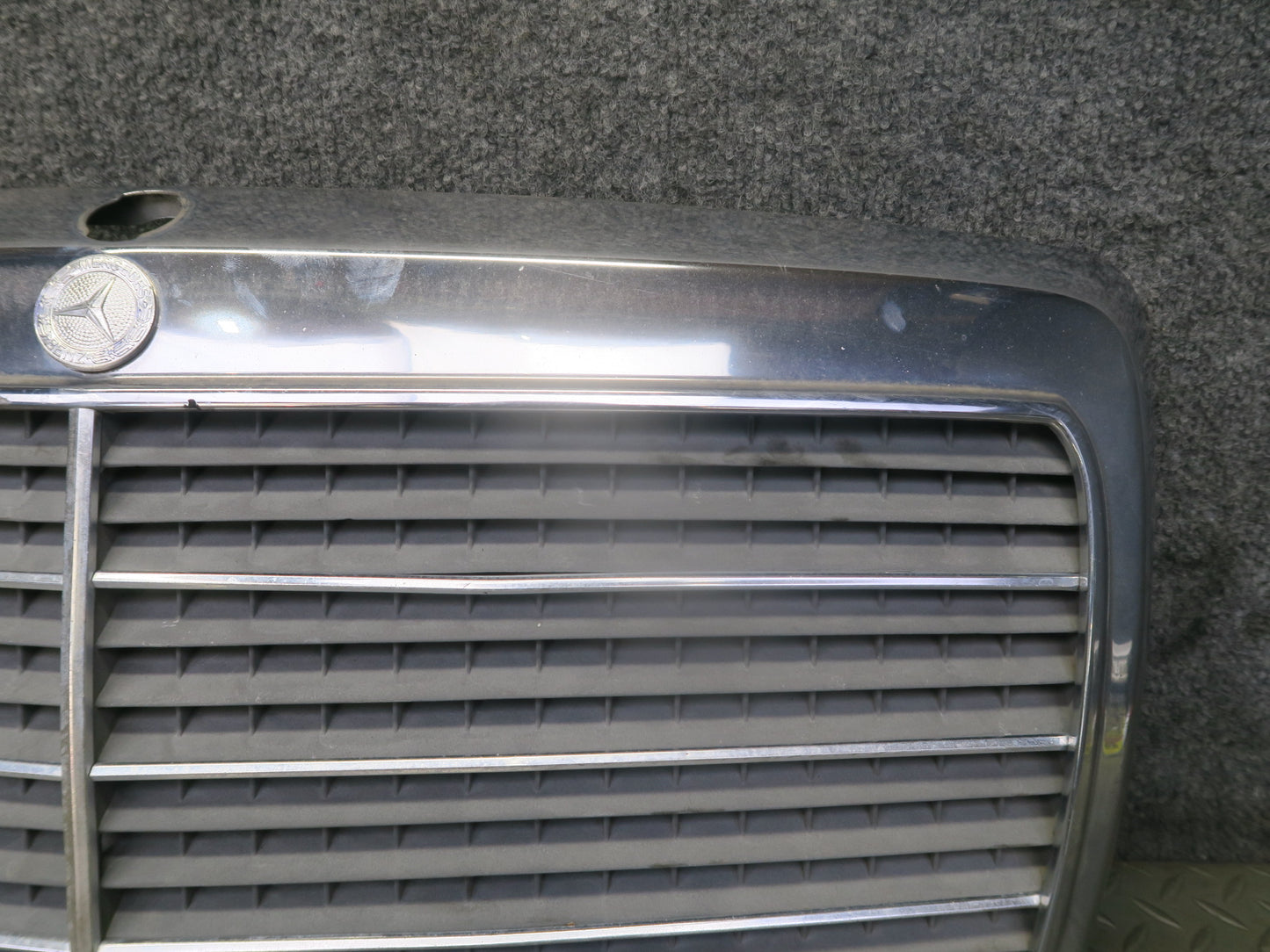 86-93 Mercedes W124 300E Front Hood Radiator Grille OEM