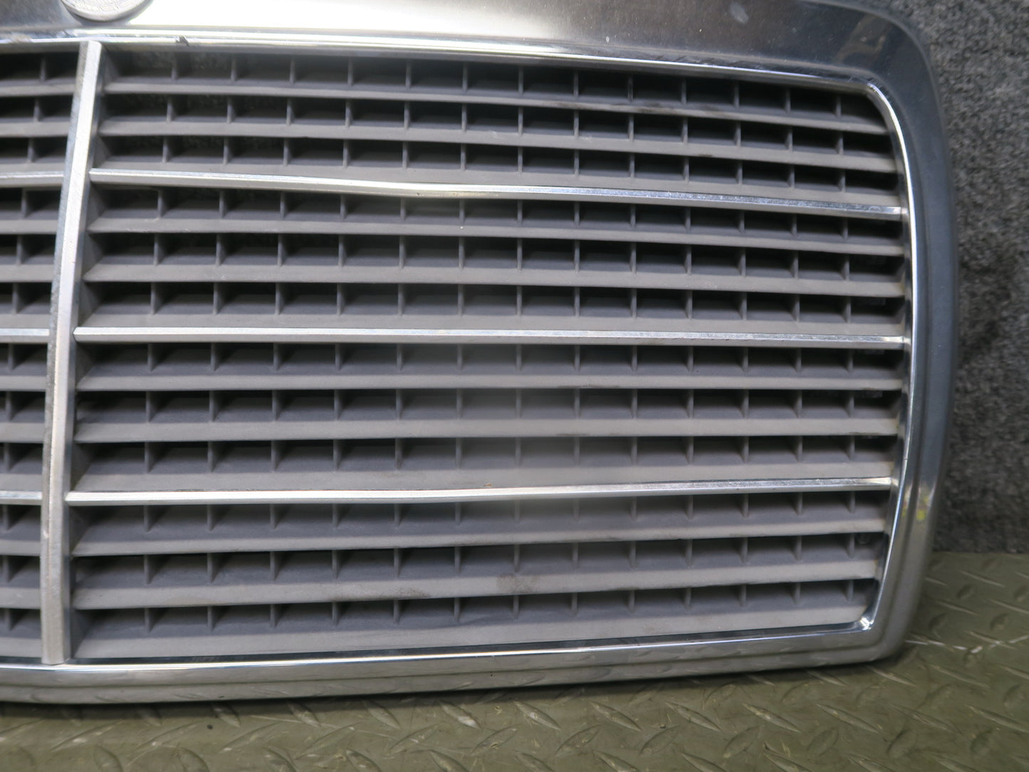 86-93 Mercedes W124 300E Front Hood Radiator Grille OEM