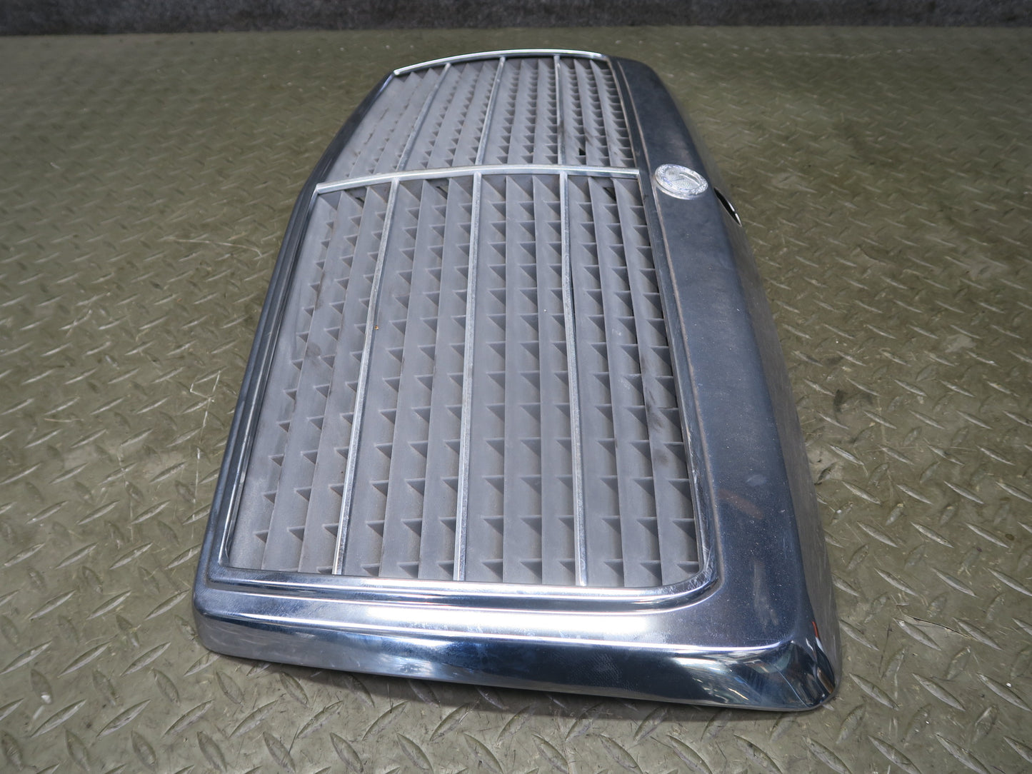 86-93 Mercedes W124 300E Front Hood Radiator Grille OEM