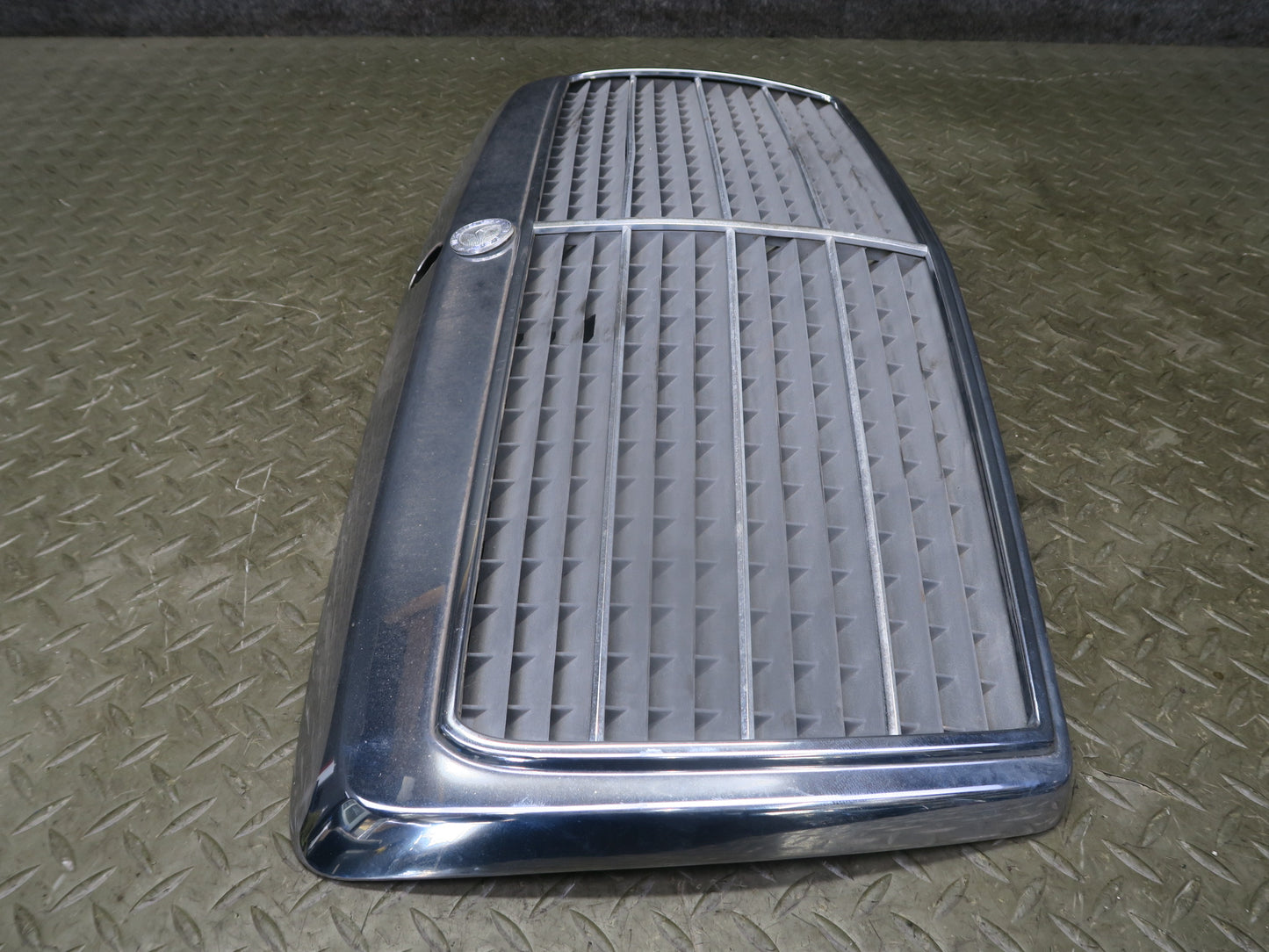 86-93 Mercedes W124 300E Front Hood Radiator Grille OEM