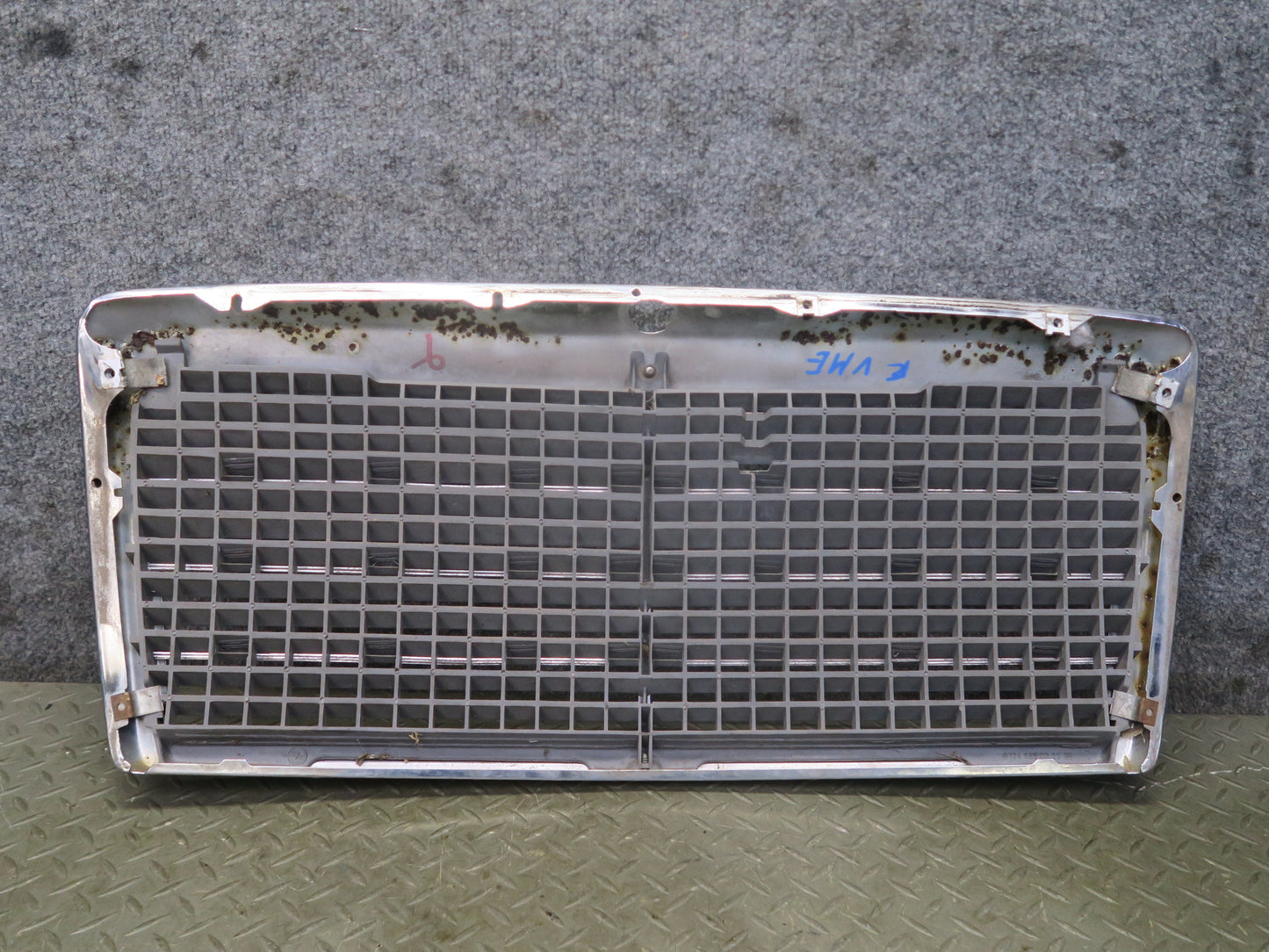 86-93 Mercedes W124 300E Front Hood Radiator Grille OEM
