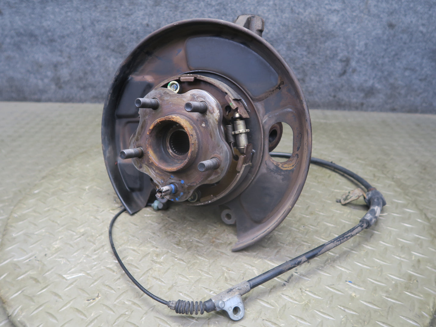 95-97 Nissan Gloria HY33 VIP Rear Left Spindle Knuckle Wheel Hub Bearing 60K OEM