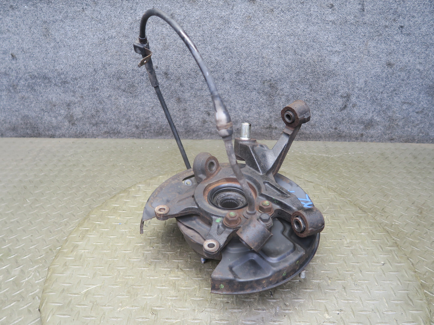 95-97 Nissan Gloria HY33 VIP Rear Left Spindle Knuckle Wheel Hub Bearing 60K OEM