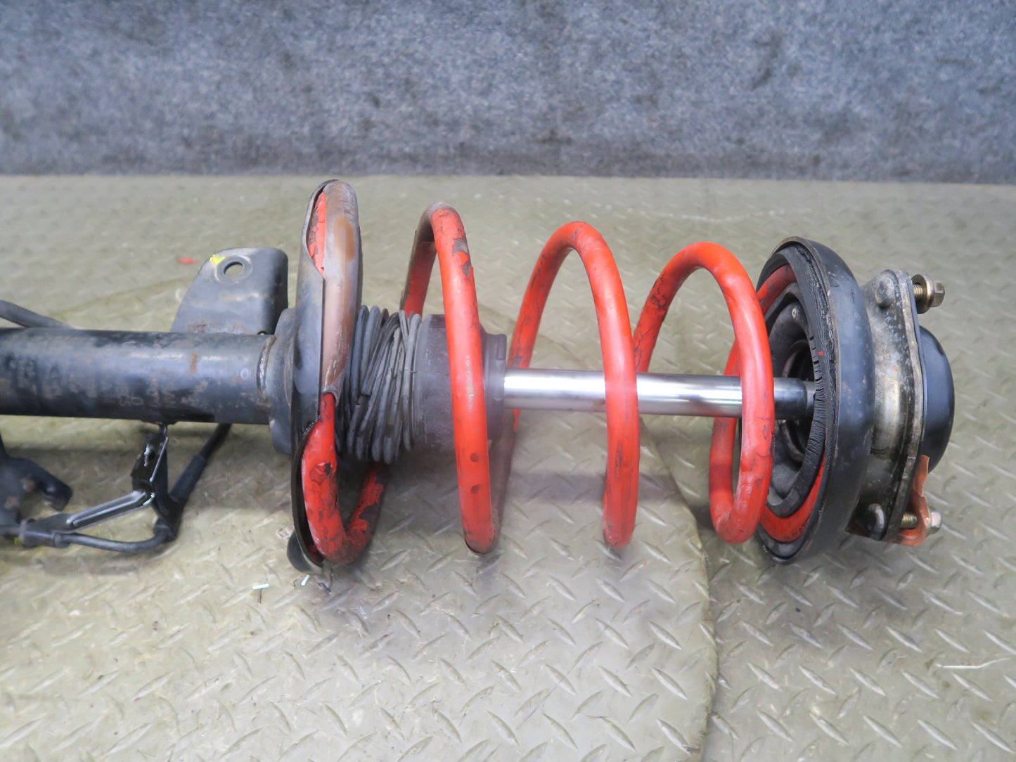 95-97 Nissan Gloria HY33 Front Right Spindle Knuckle Wheel Hub Shock Strut OEM