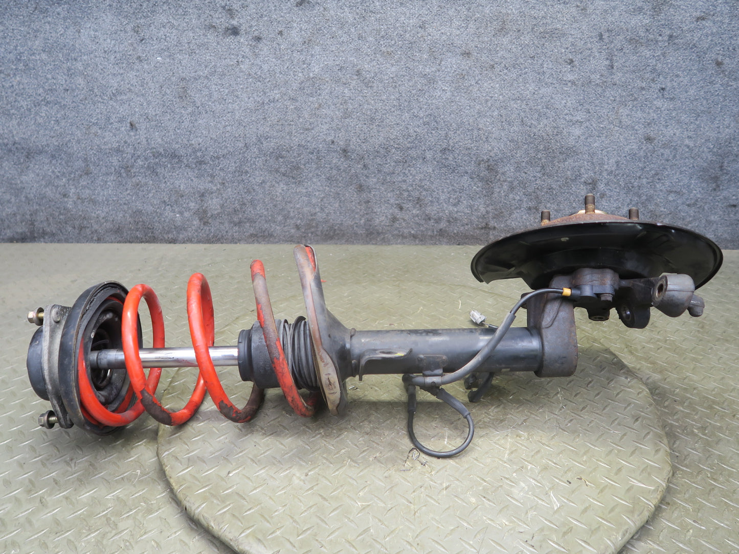 95-97 Nissan Gloria HY33 Front Right Spindle Knuckle Wheel Hub Shock Strut OEM