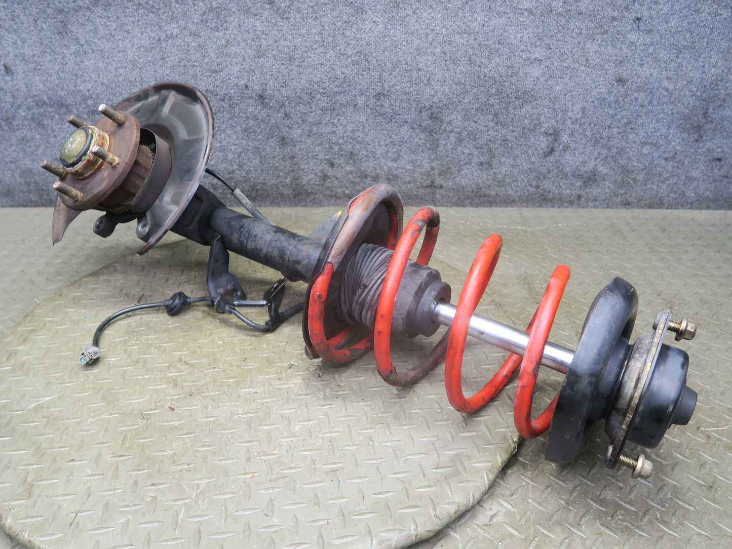 95-97 Nissan Gloria HY33 Front Right Spindle Knuckle Wheel Hub Shock Strut OEM
