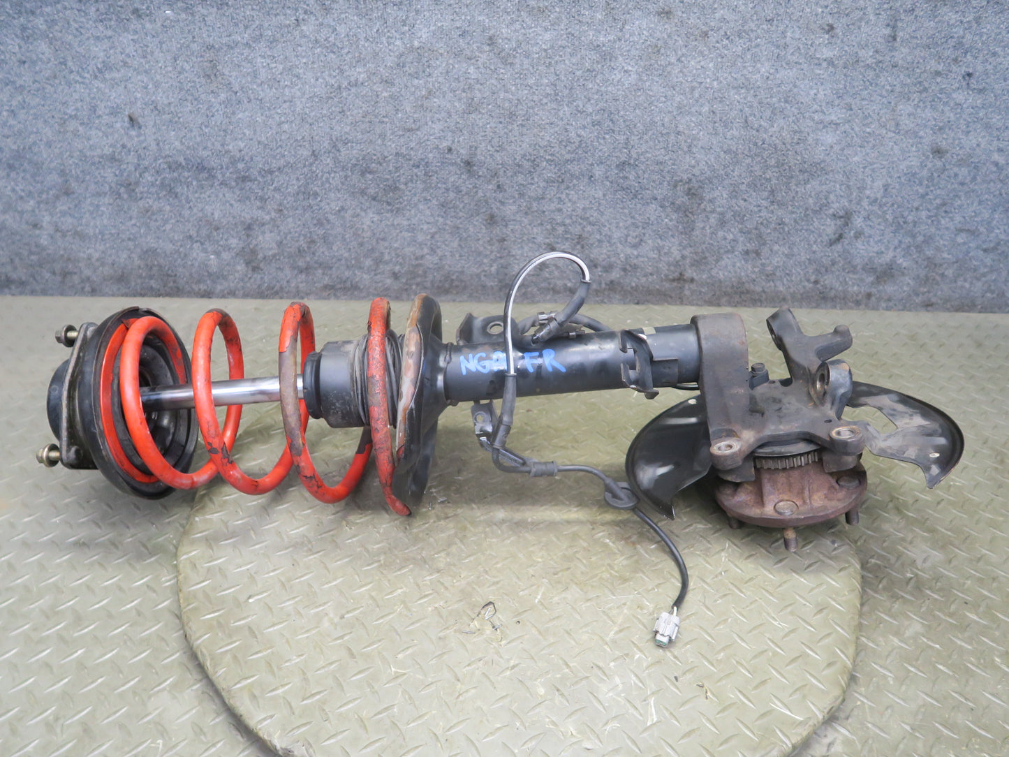 95-97 Nissan Gloria HY33 Front Right Spindle Knuckle Wheel Hub Shock Strut OEM