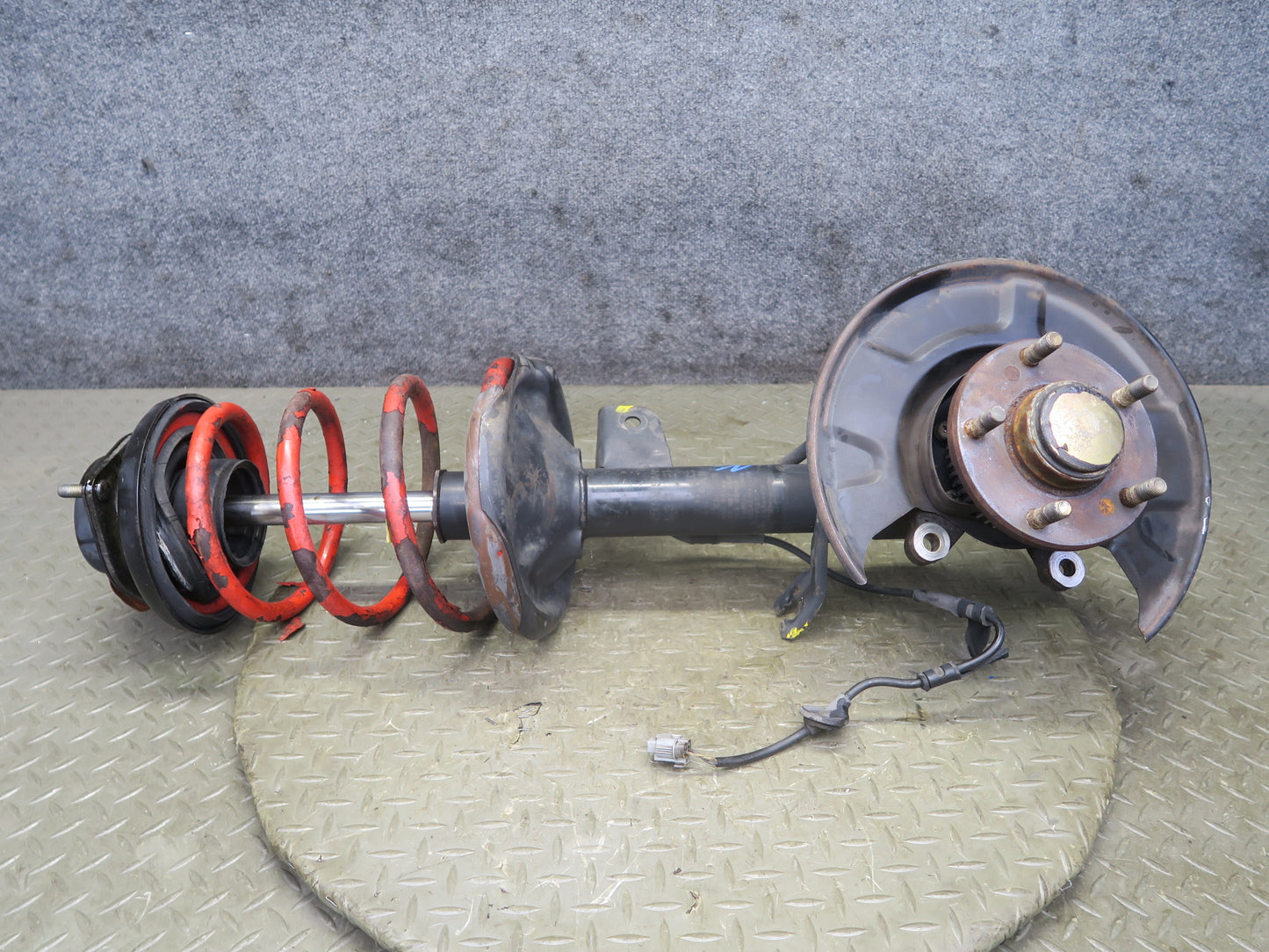 95-97 Nissan Gloria HY33 Front Left Spindle Knuckle Wheel Hub Shock Strut OEM