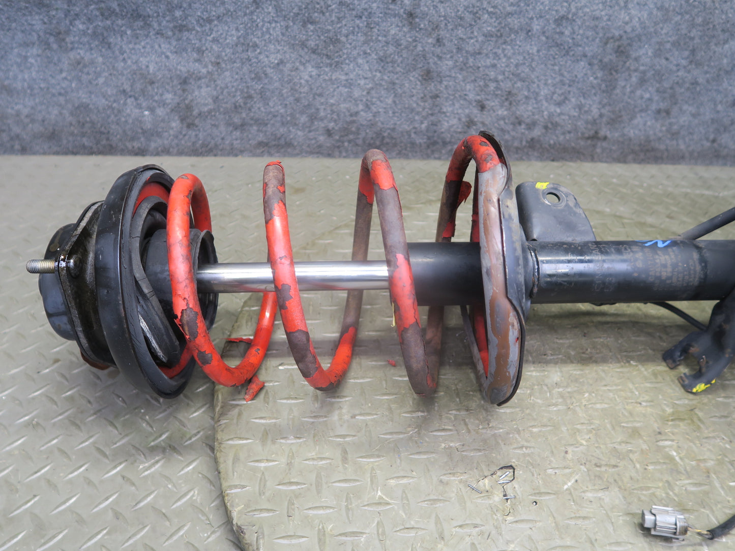 95-97 Nissan Gloria HY33 Front Left Spindle Knuckle Wheel Hub Shock Strut OEM