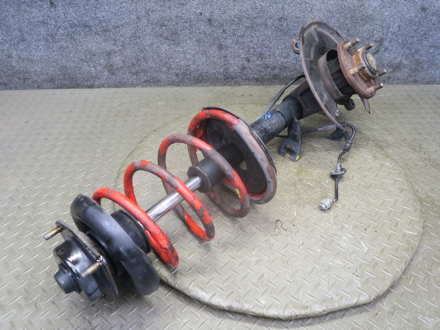 95-97 Nissan Gloria HY33 Front Left Spindle Knuckle Wheel Hub Shock Strut OEM