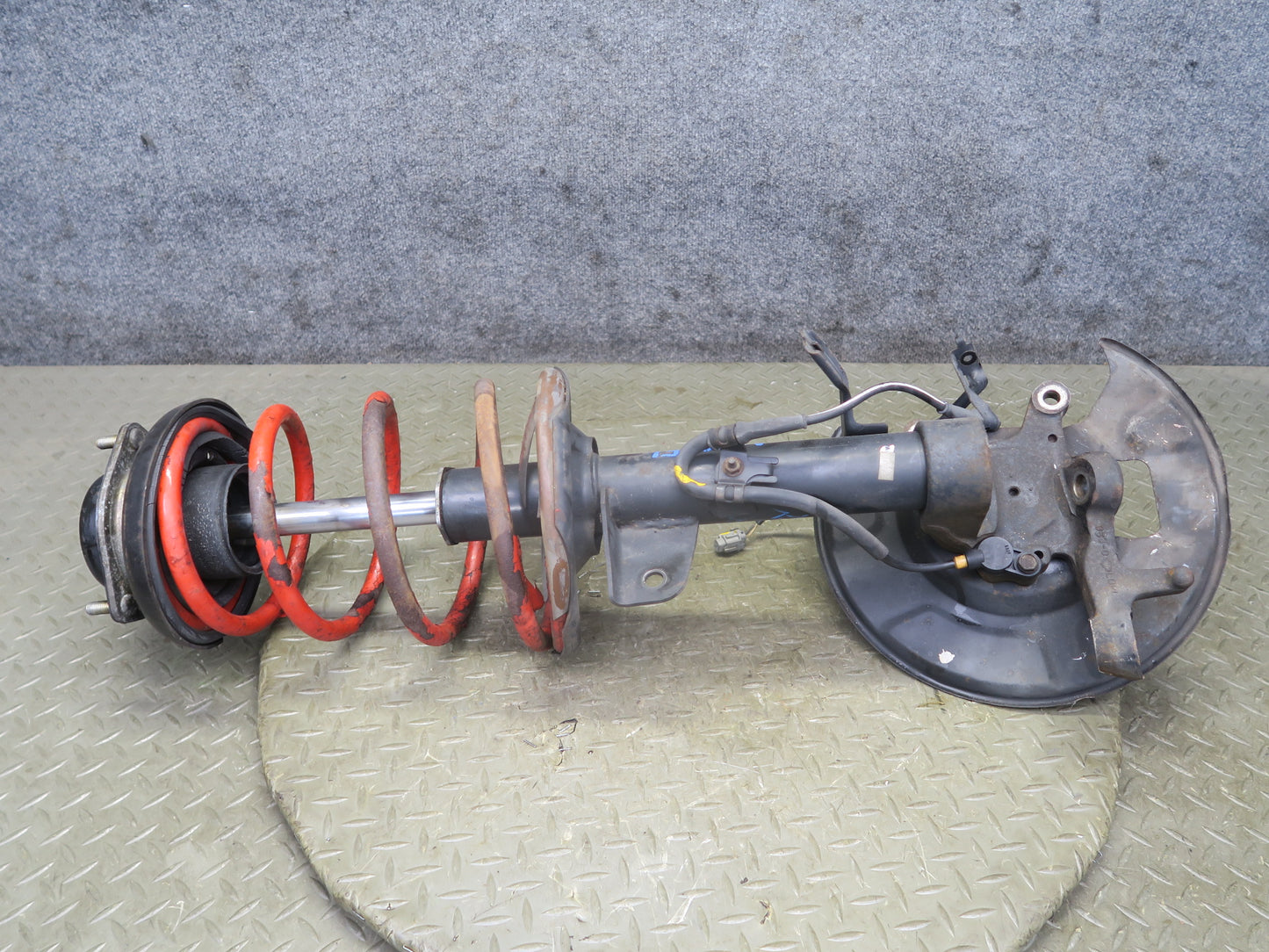 95-97 Nissan Gloria HY33 Front Left Spindle Knuckle Wheel Hub Shock Strut OEM