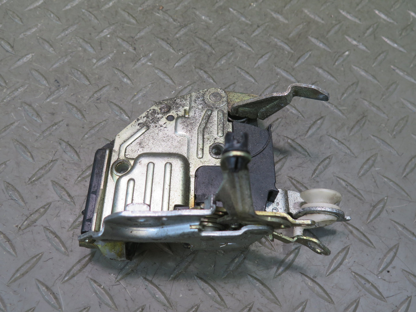 86-93 Mercedes W124 300E Front Right Door Lock Latch OEM