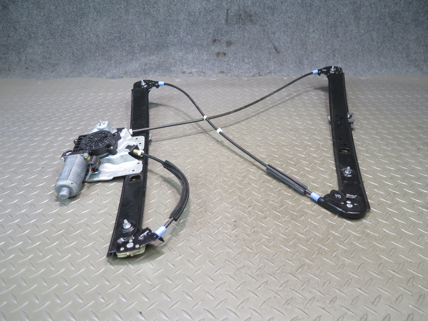 00-06 BMW X5 E53 Front Right Passenger Door Window Regulator w Motor OEM