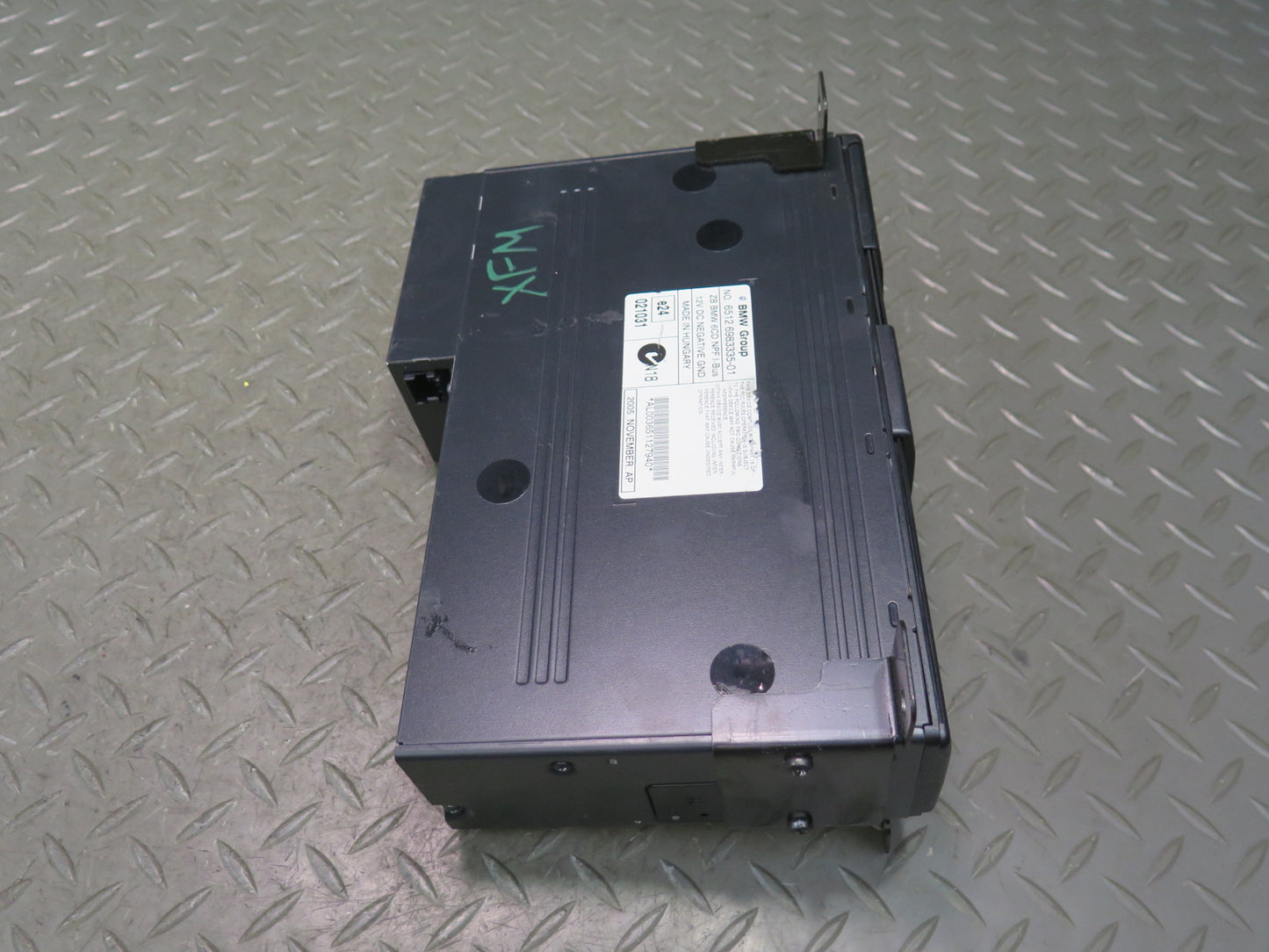 00-06 BMW E53 X5 CD Changer Player w Magazine 6983335 OEM