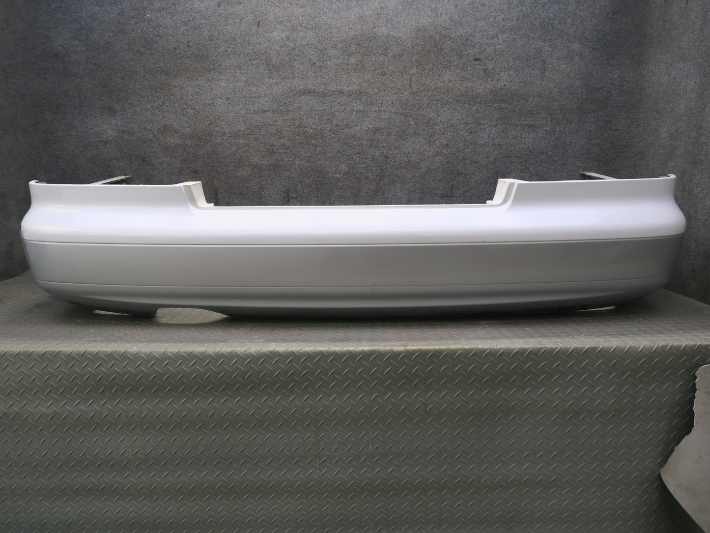 95-97 Nissan Gloria HY33 Rear Bumper Cover White w Silver 85022-4P000 OEM