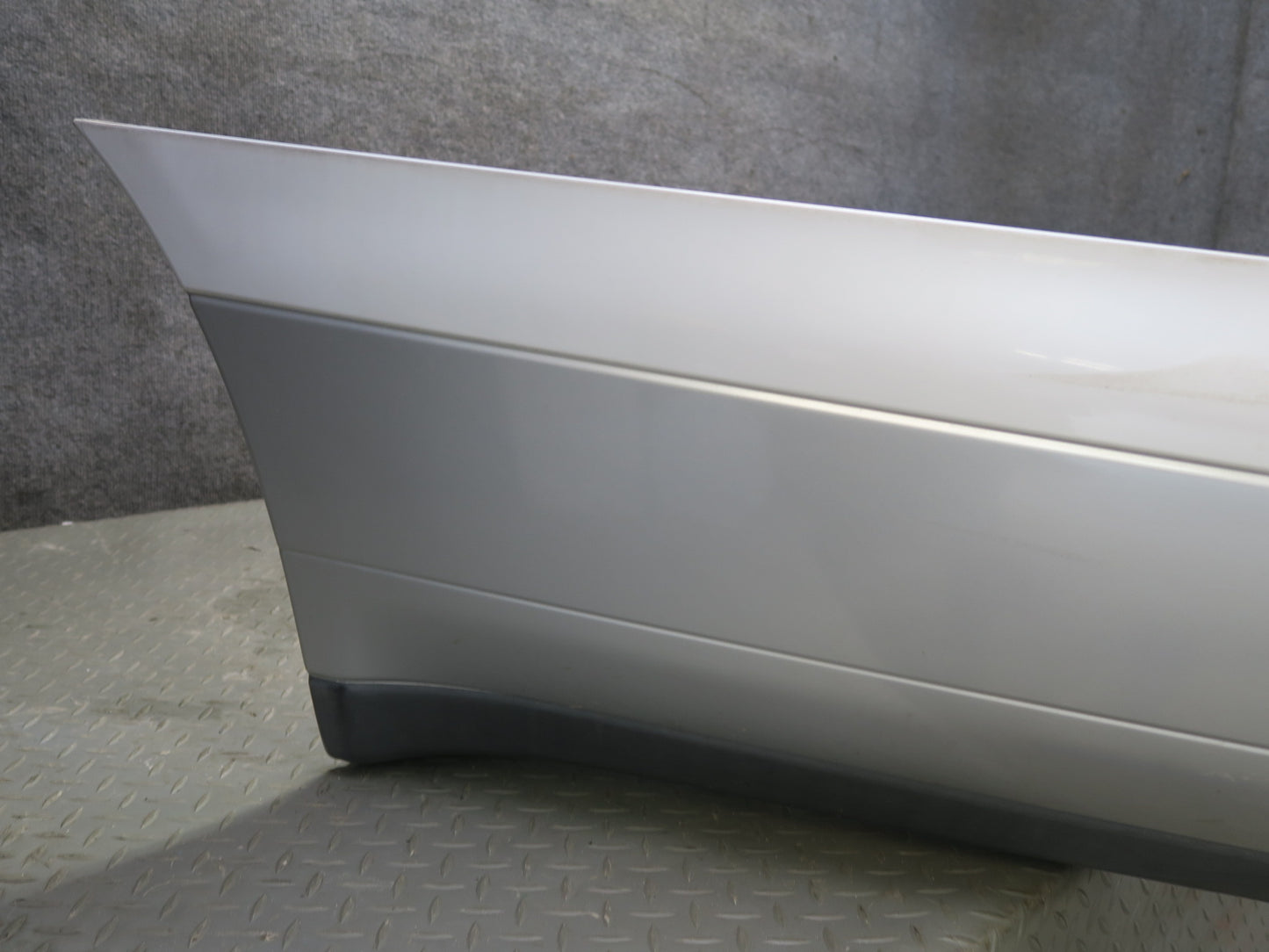 95-97 Nissan Gloria HY33 Rear Bumper Cover White w Silver 85022-4P000 OEM