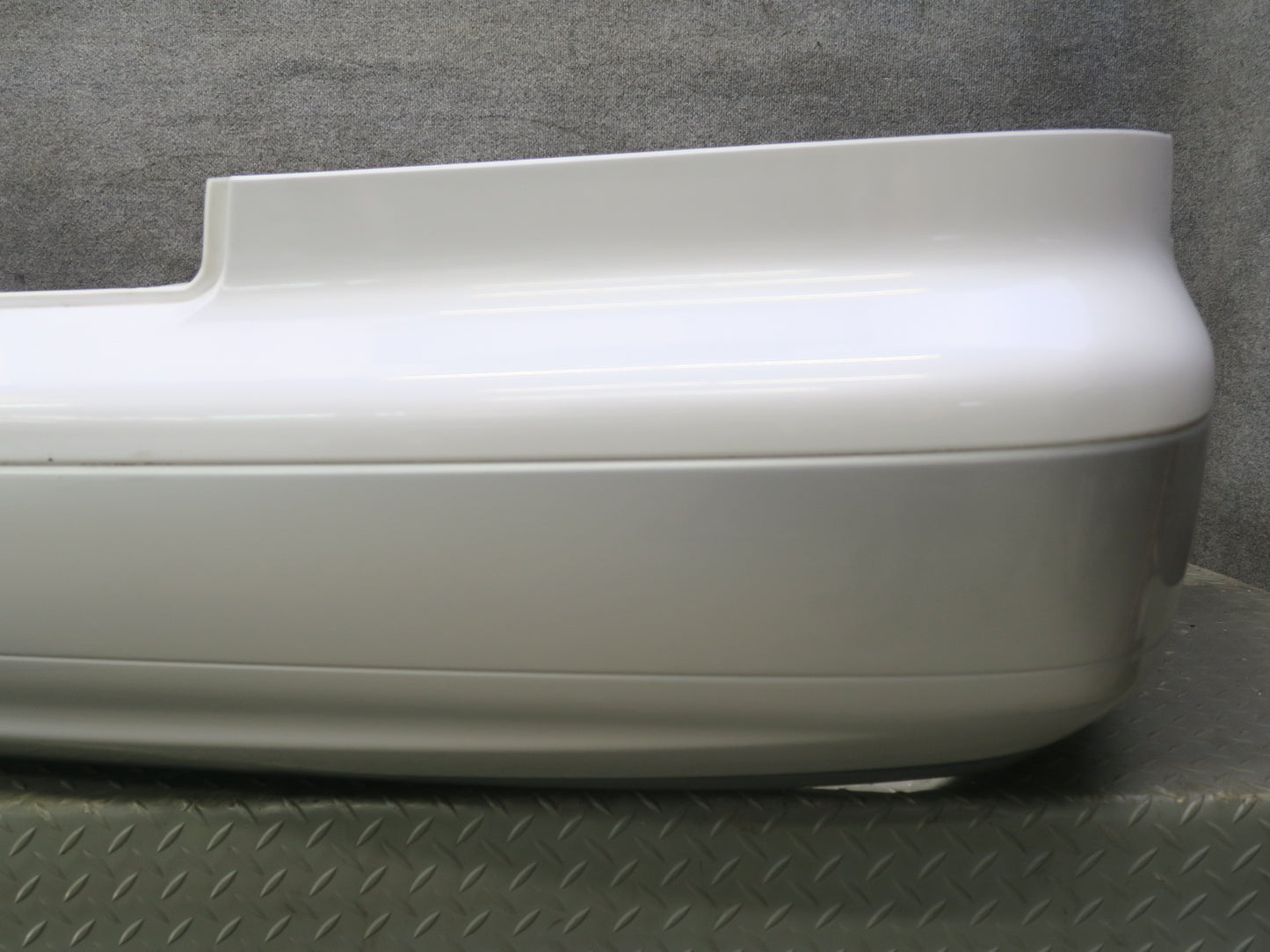 95-97 Nissan Gloria HY33 Rear Bumper Cover White w Silver 85022-4P000 OEM