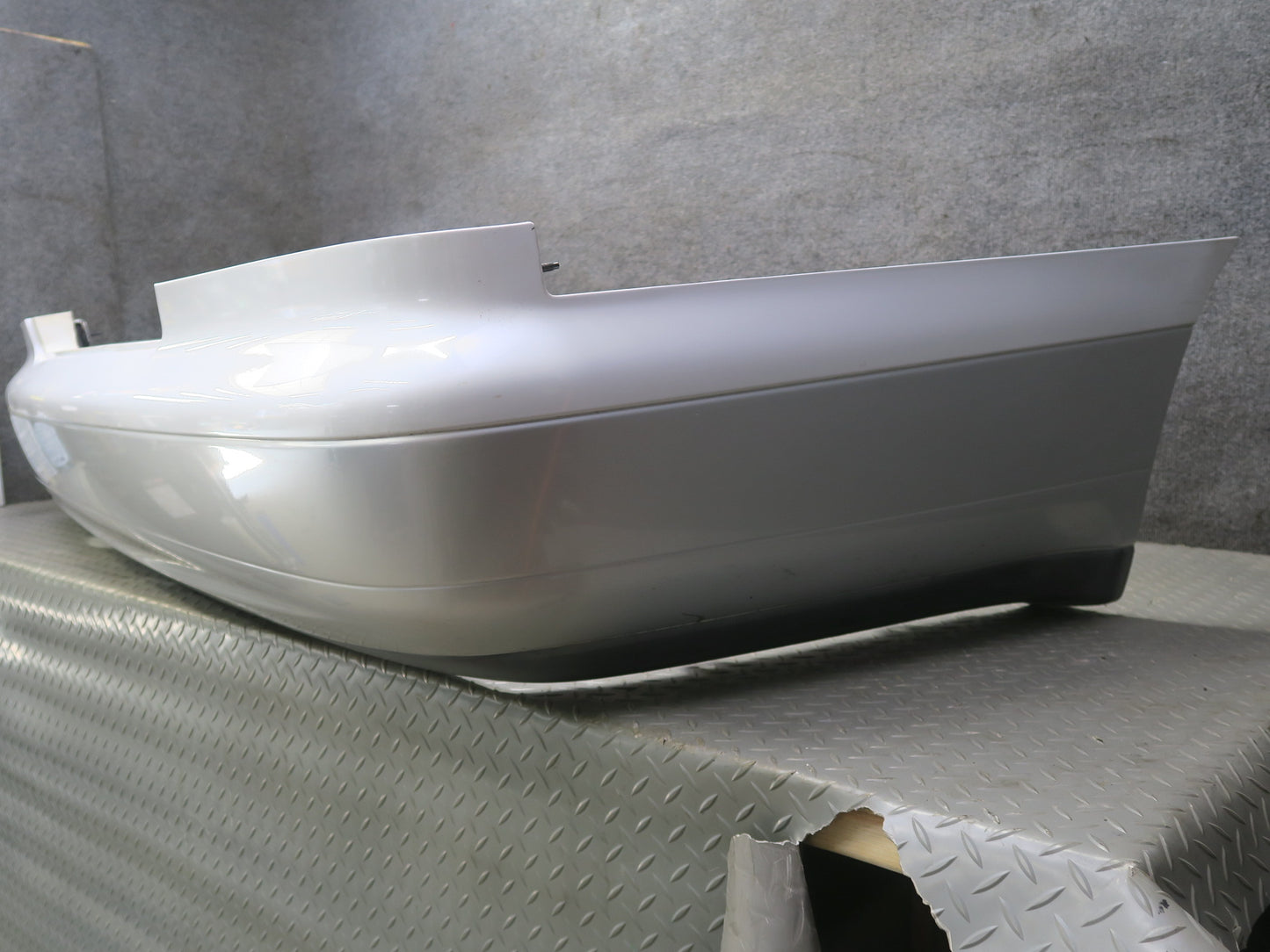 95-97 Nissan Gloria HY33 Rear Bumper Cover White w Silver 85022-4P000 OEM