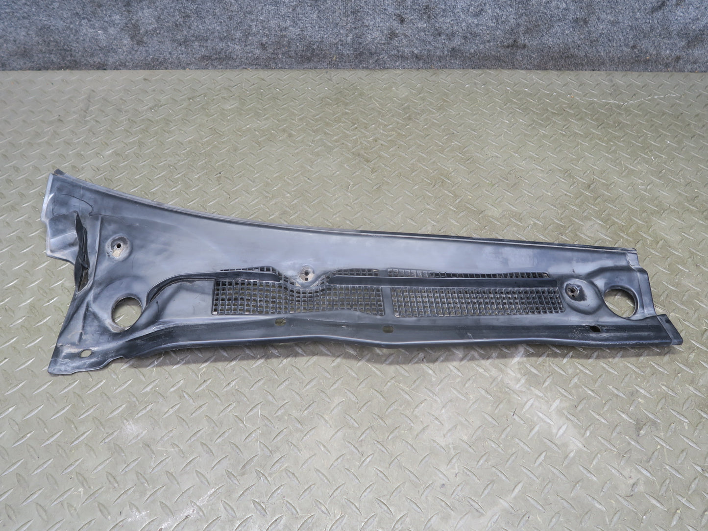 95-97 Nissan Gloria HY33 3.0L Front Windshield Wiper Cowl Vent Trim w Seal OEM