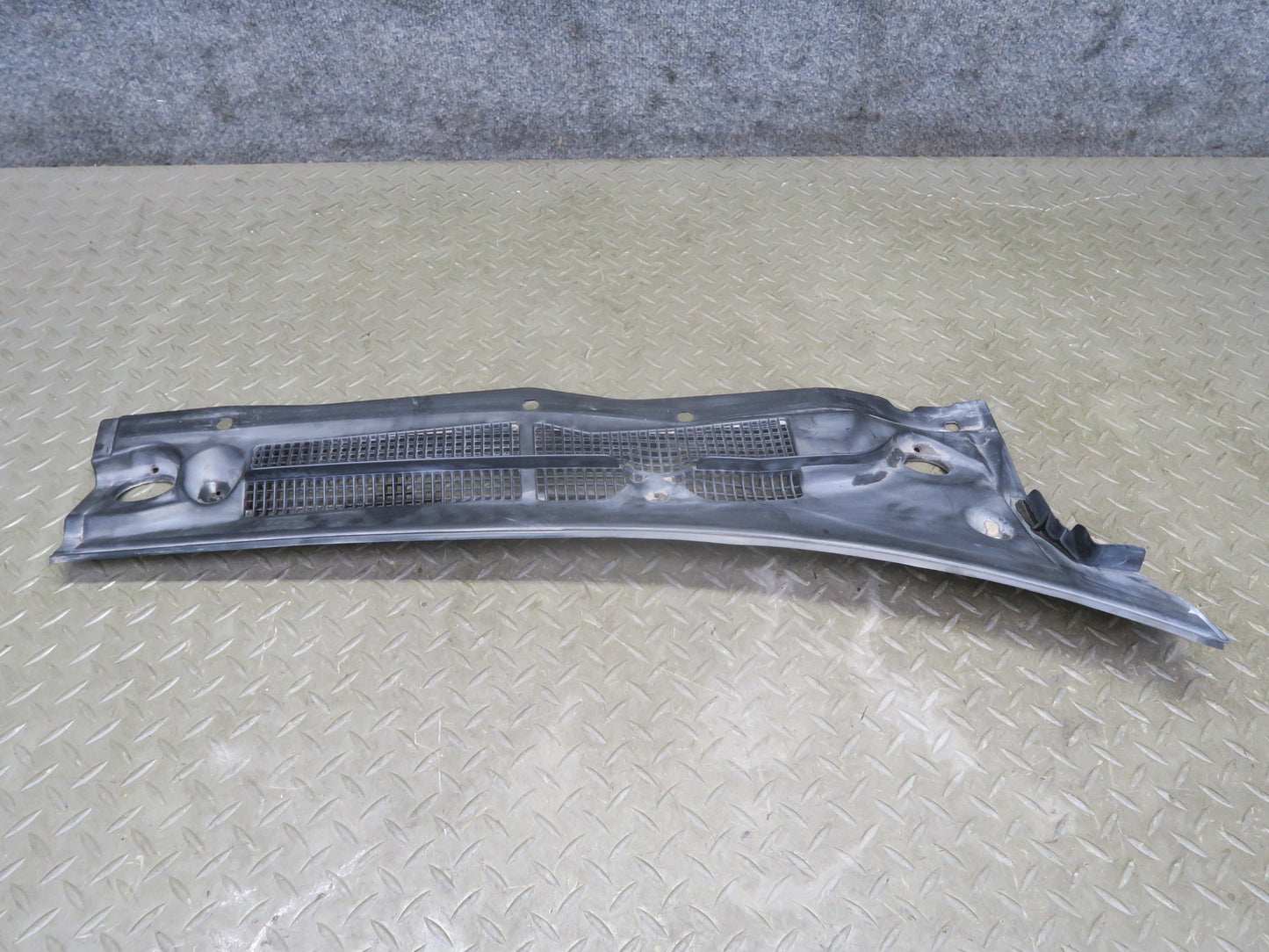 95-97 Nissan Gloria HY33 3.0L Front Windshield Wiper Cowl Vent Trim w Seal OEM