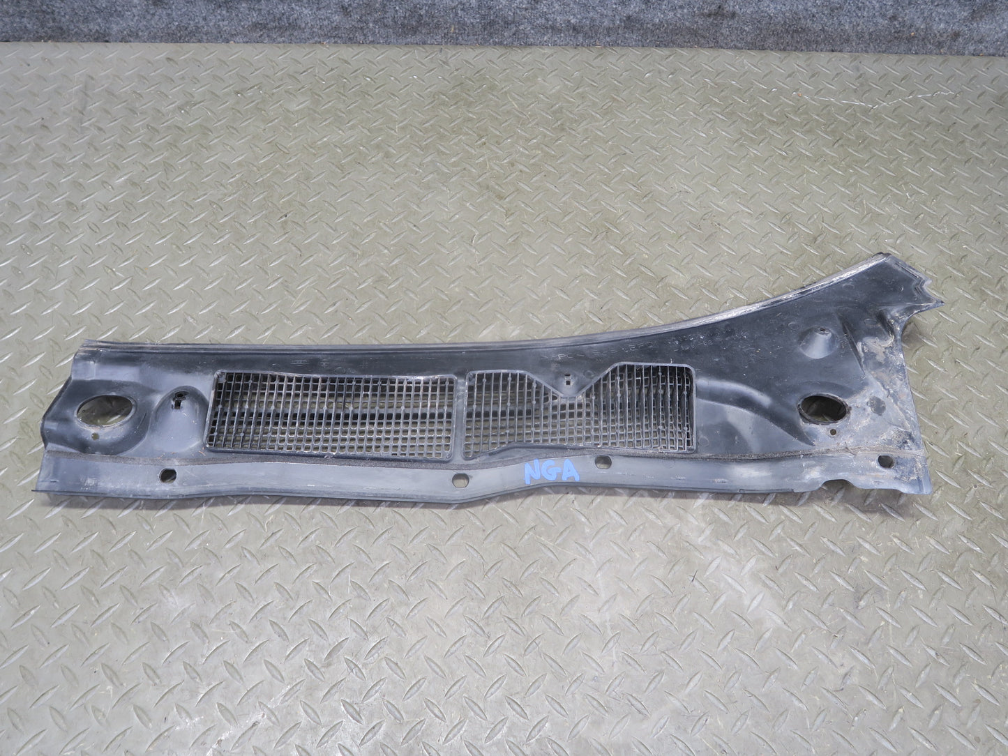 95-97 Nissan Gloria HY33 3.0L Front Windshield Wiper Cowl Vent Trim w Seal OEM