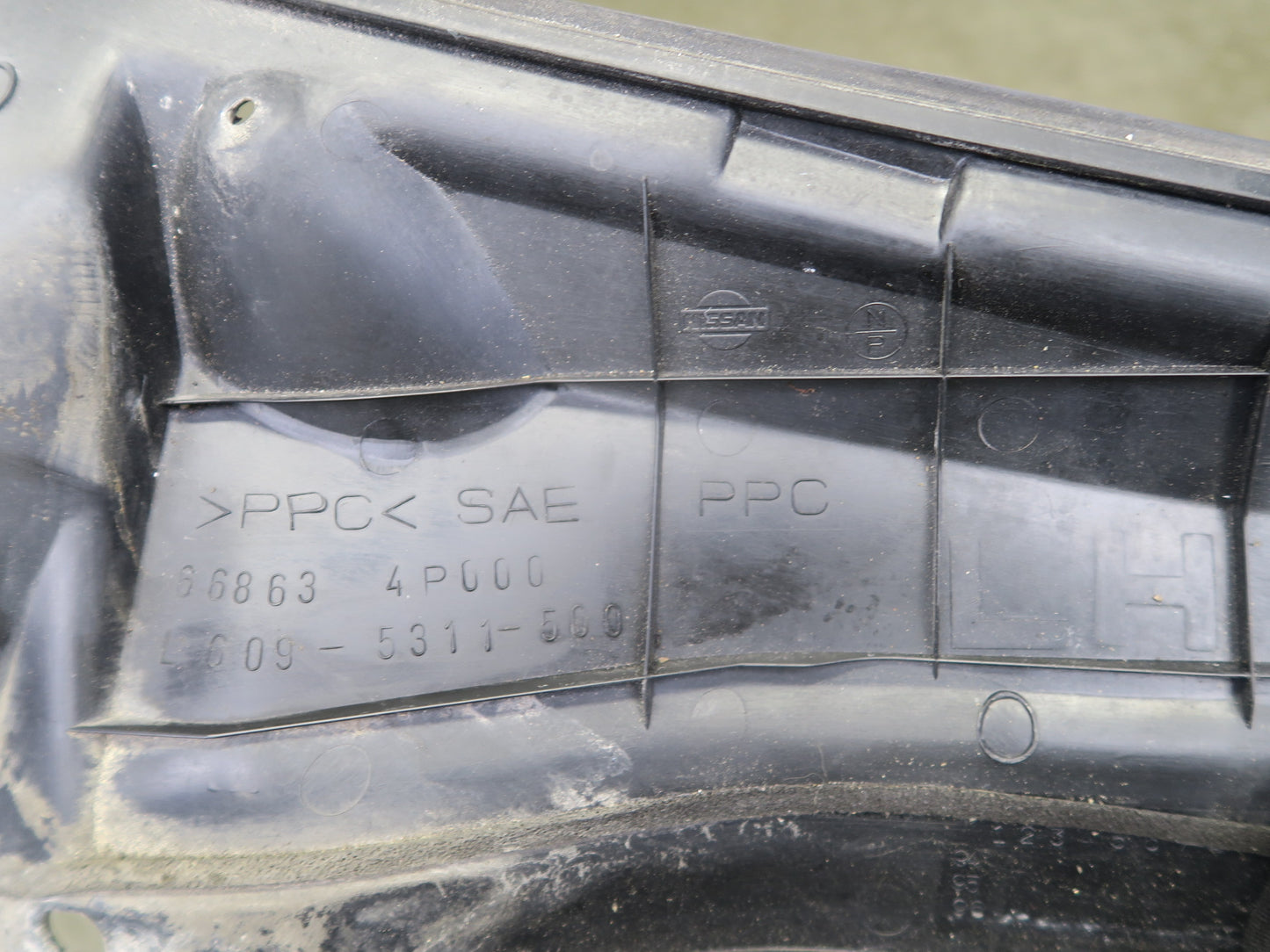 95-97 Nissan Gloria HY33 3.0L Front Windshield Wiper Cowl Vent Trim w Seal OEM