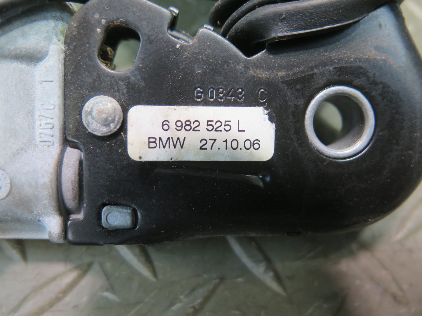 04-07 BMW E64 M6 FRONT LEFT DRIVER SIDE SEATBELT BUCKLE 6982525 OEM