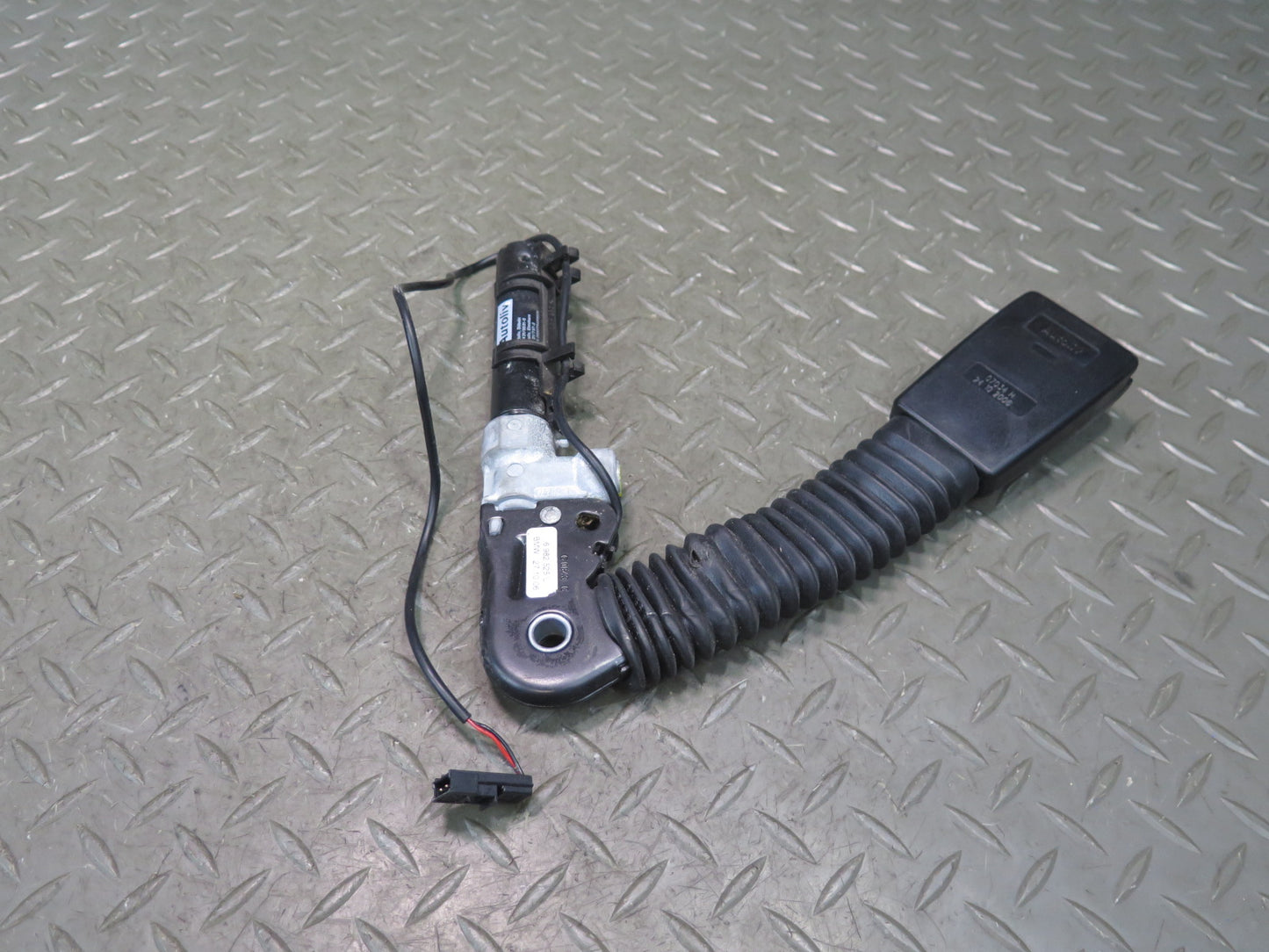 04-07 BMW E64 M6 FRONT LEFT DRIVER SIDE SEATBELT BUCKLE 6982525 OEM