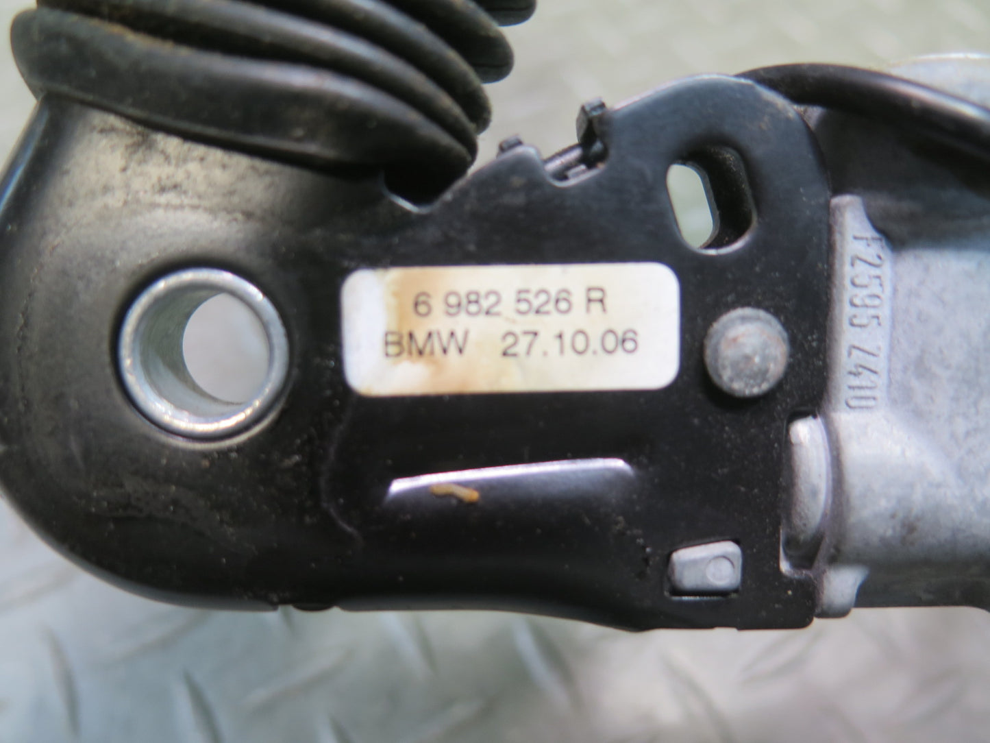 04-07 BMW E64 M6 FRONT RIGHT PASSENGER SIDE SEATBELT BUCKLE 6982526 OEM
