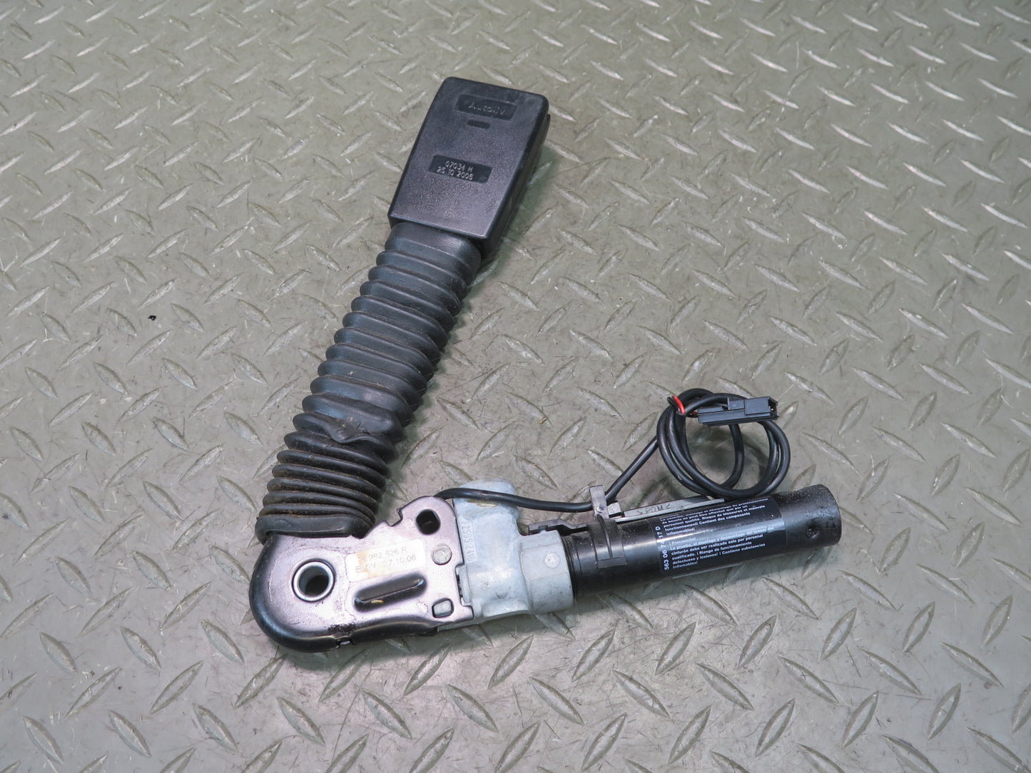 04-07 BMW E64 M6 FRONT RIGHT PASSENGER SIDE SEATBELT BUCKLE 6982526 OEM