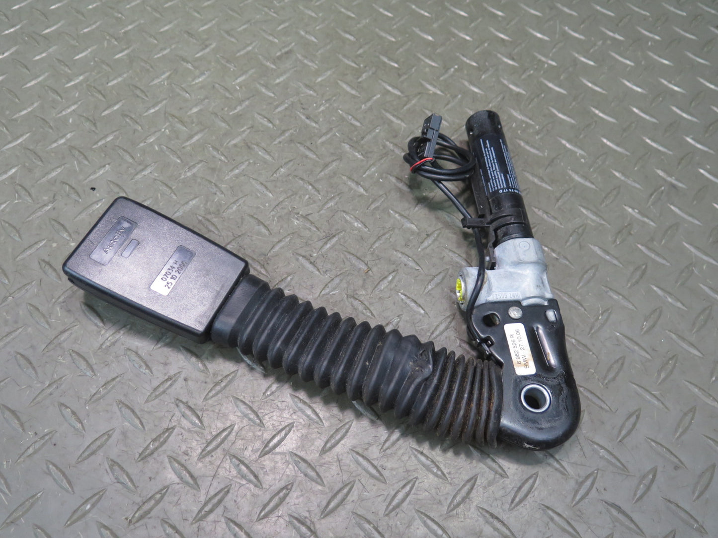04-07 BMW E64 M6 FRONT RIGHT PASSENGER SIDE SEATBELT BUCKLE 6982526 OEM