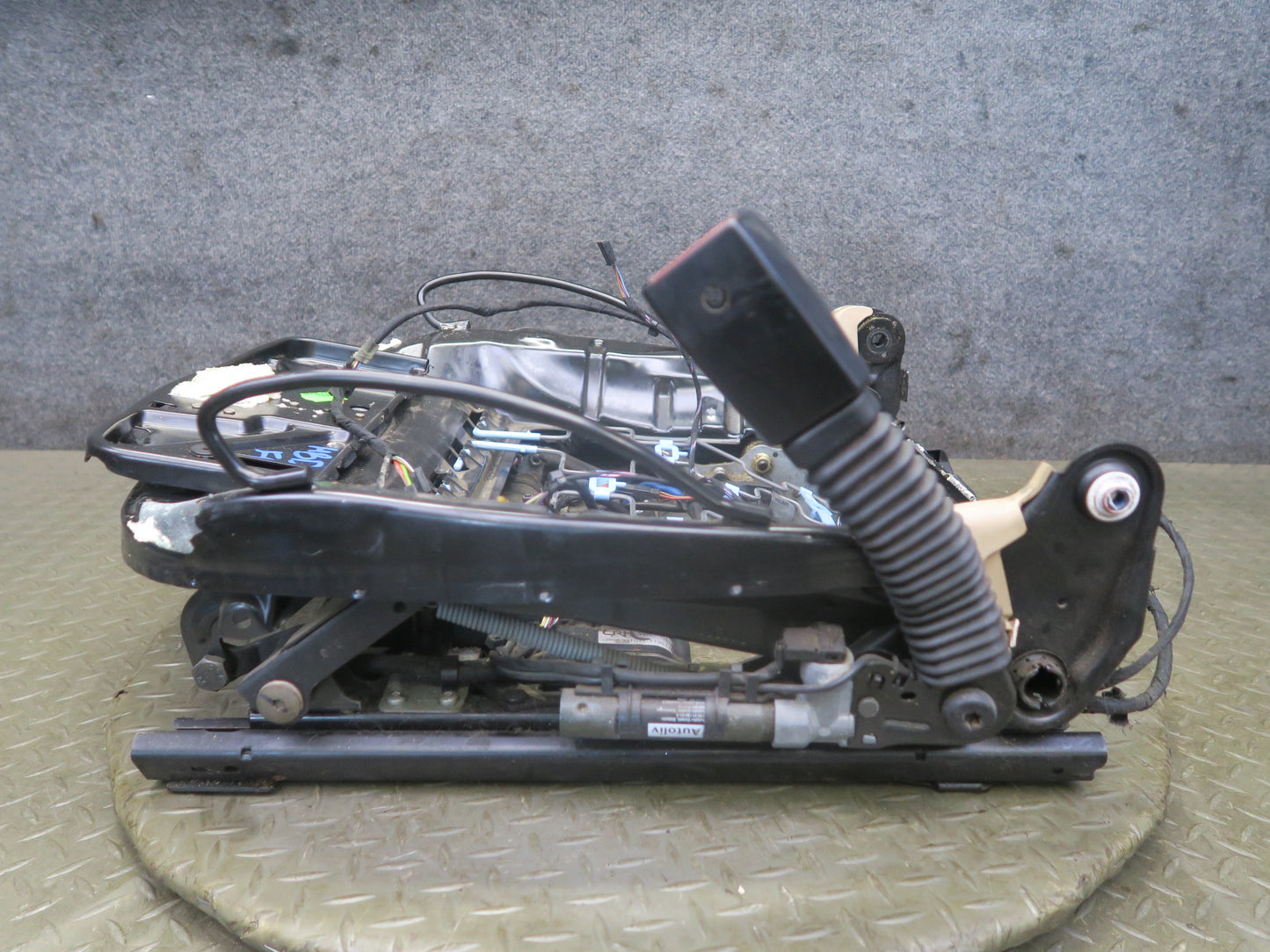01-06 BMW E46 330ci Convert Front Right Seat Lower Frame Track Rail w Motor OEM