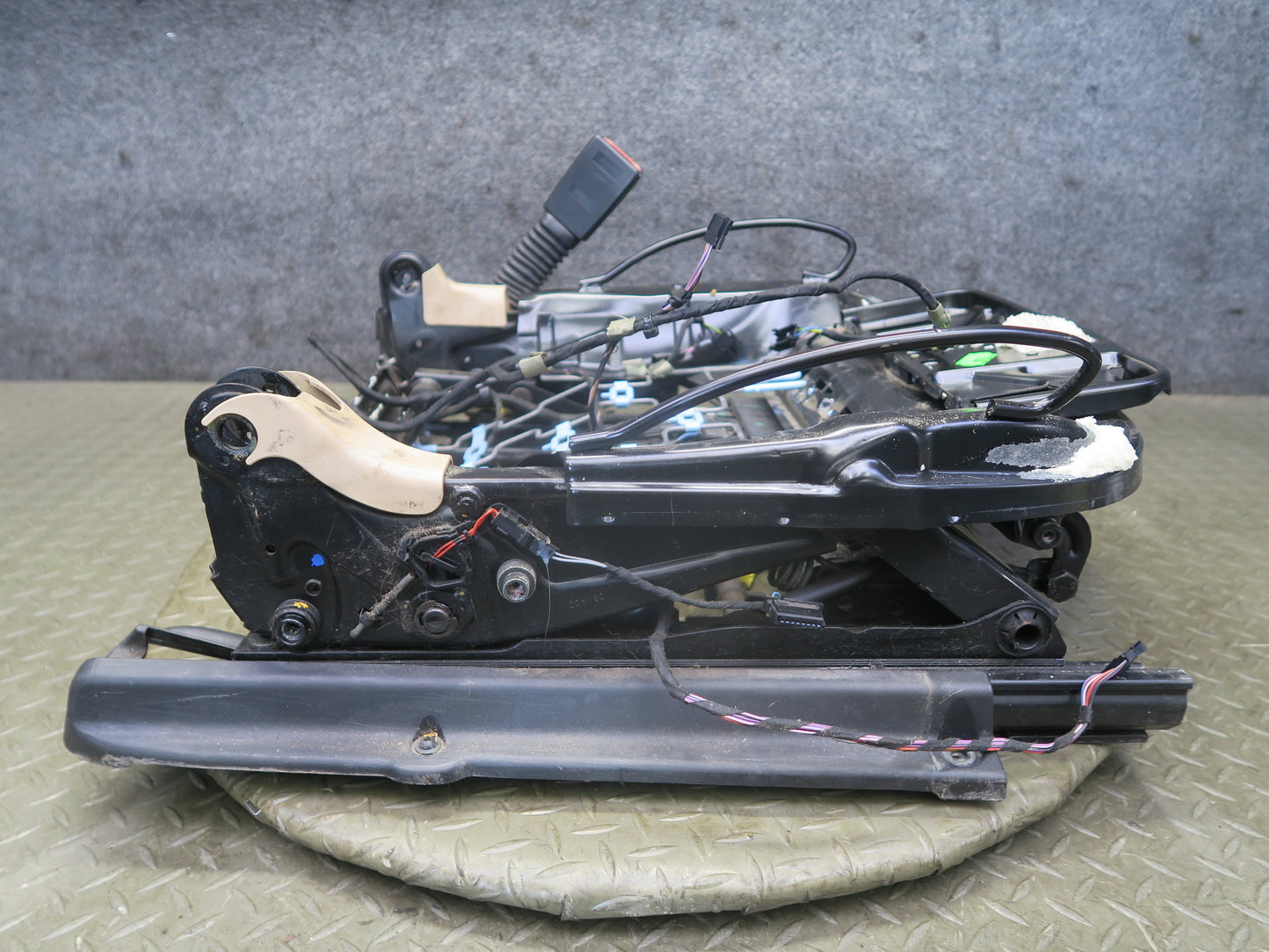 01-06 BMW E46 330ci Convert Front Right Seat Lower Frame Track Rail w Motor OEM