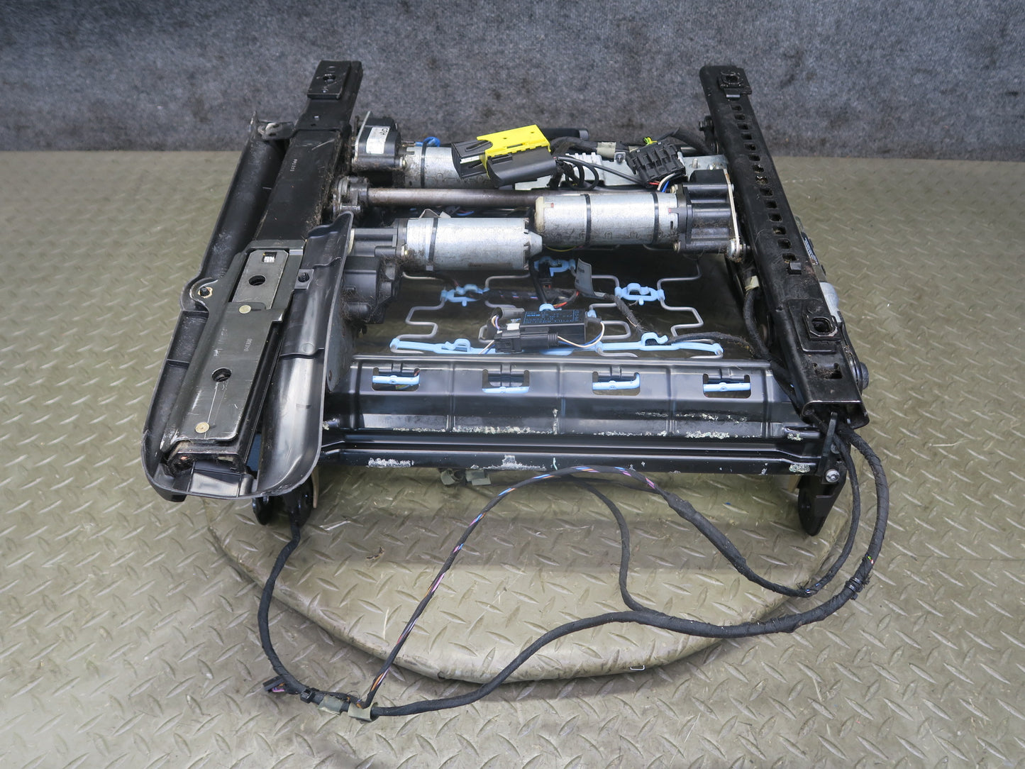 01-06 BMW E46 330ci Convert Front Right Seat Lower Frame Track Rail w Motor OEM