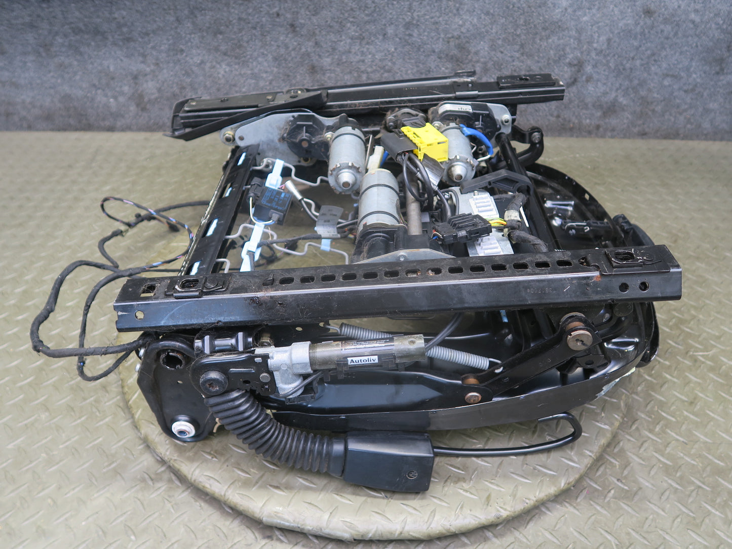 01-06 BMW E46 330ci Convert Front Right Seat Lower Frame Track Rail w Motor OEM