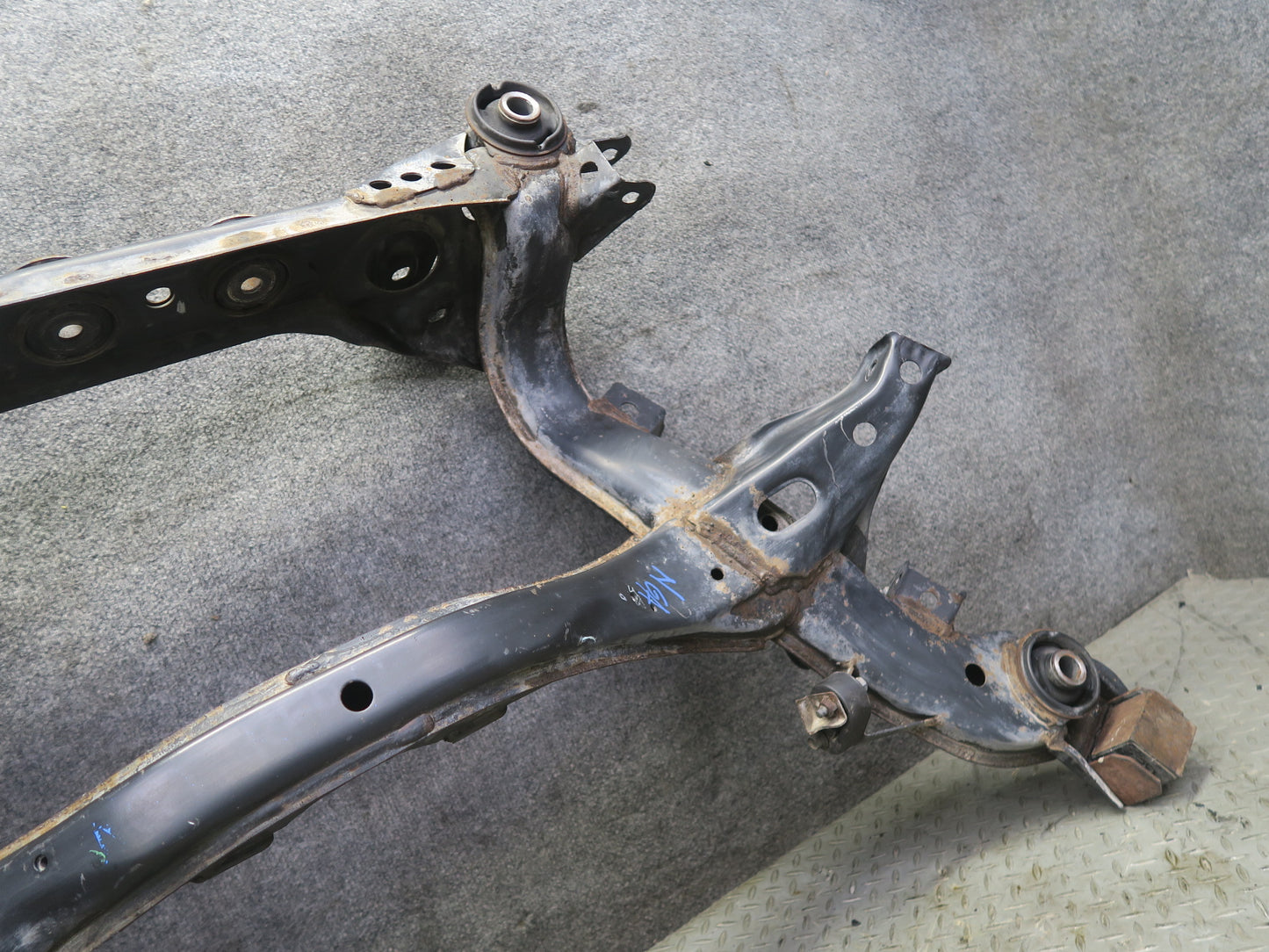 95-97 Nissan Gloria HY33 AT Rear Crossmember Subframe Bracket 60K Miles OEM