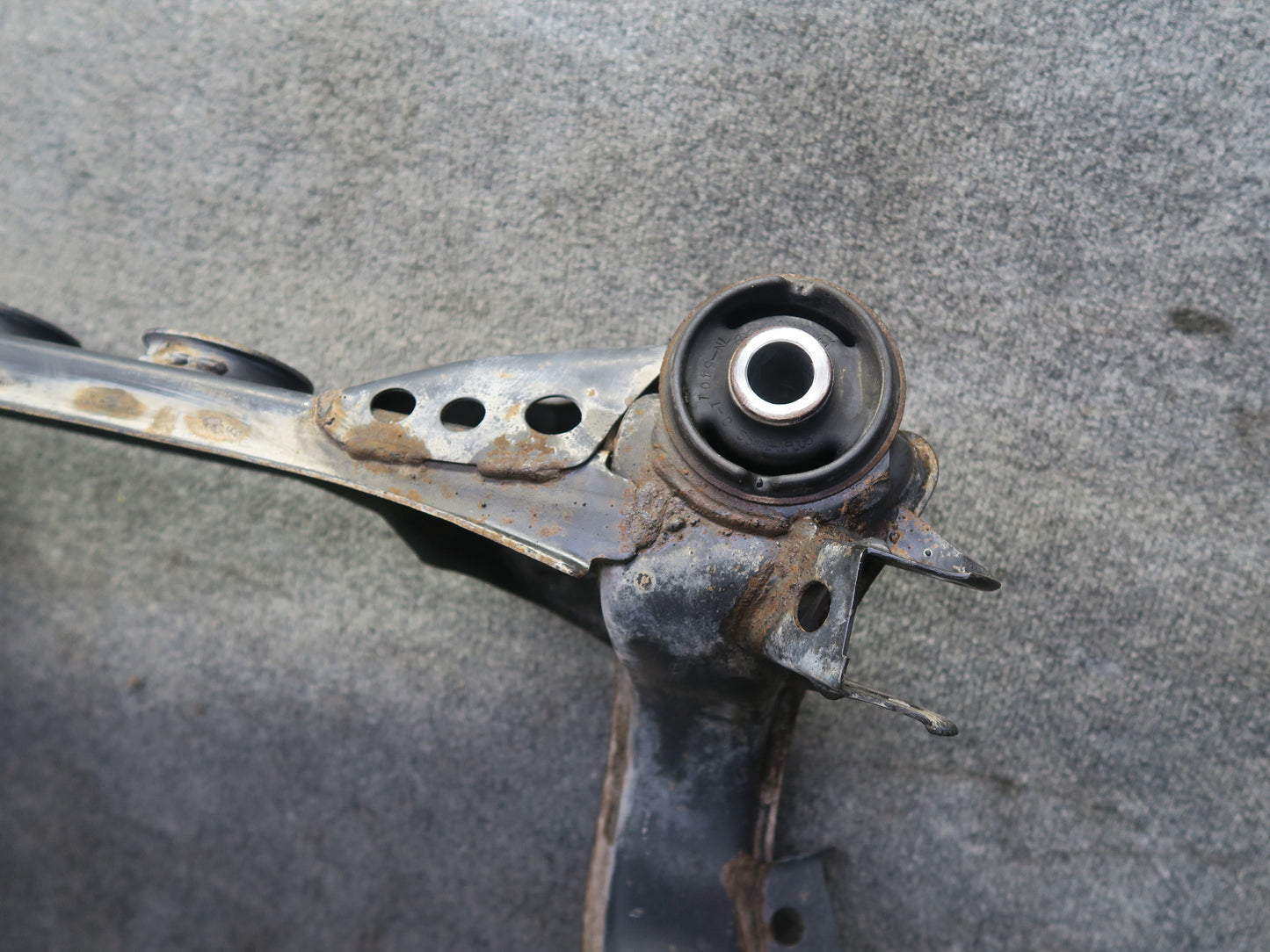 95-97 Nissan Gloria HY33 AT Rear Crossmember Subframe Bracket 60K Miles OEM