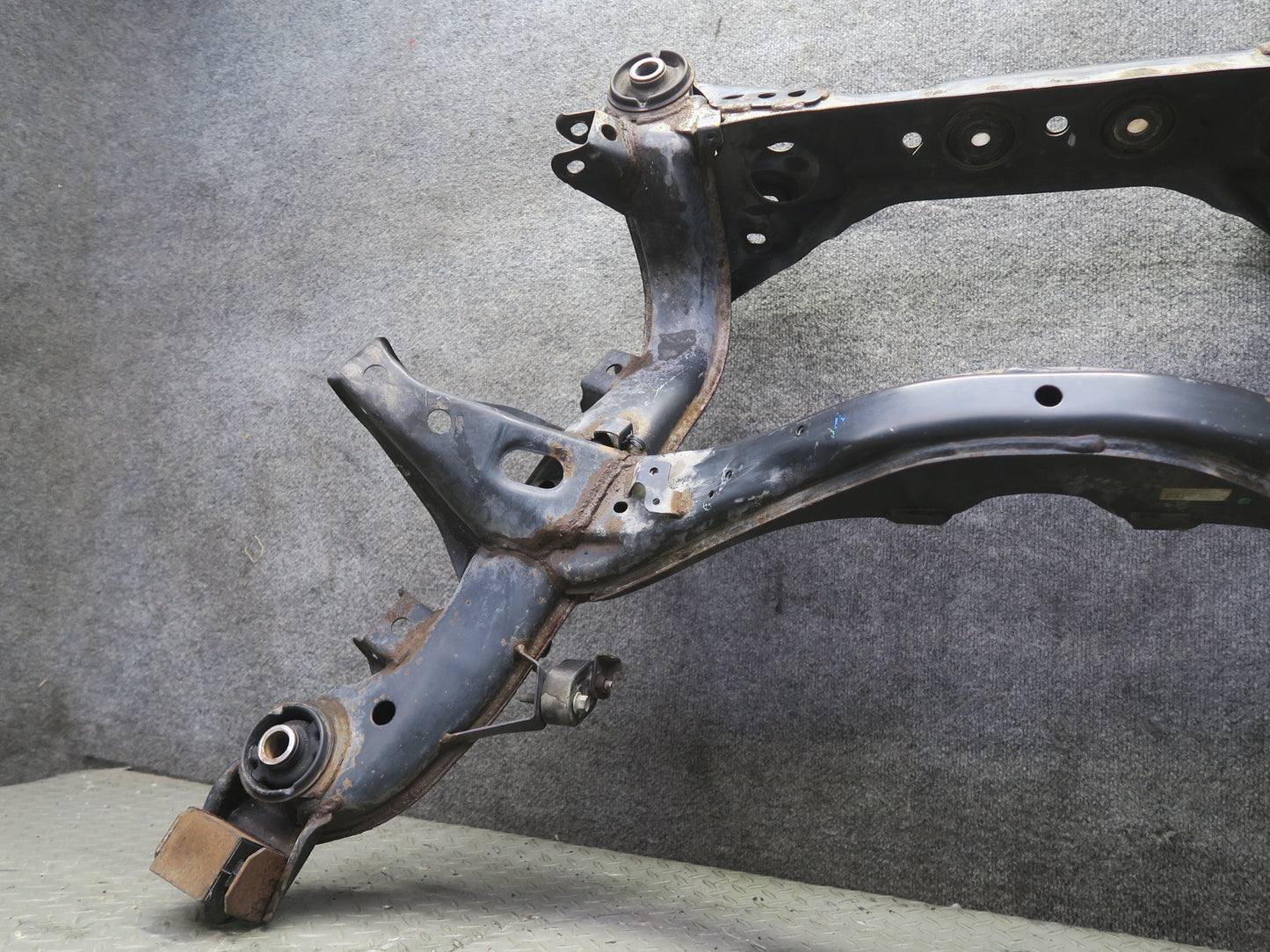 95-97 Nissan Gloria HY33 AT Rear Crossmember Subframe Bracket 60K Miles OEM