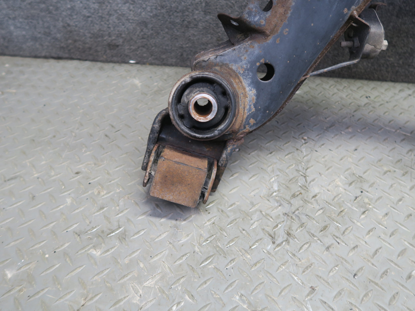 95-97 Nissan Gloria HY33 AT Rear Crossmember Subframe Bracket 60K Miles OEM
