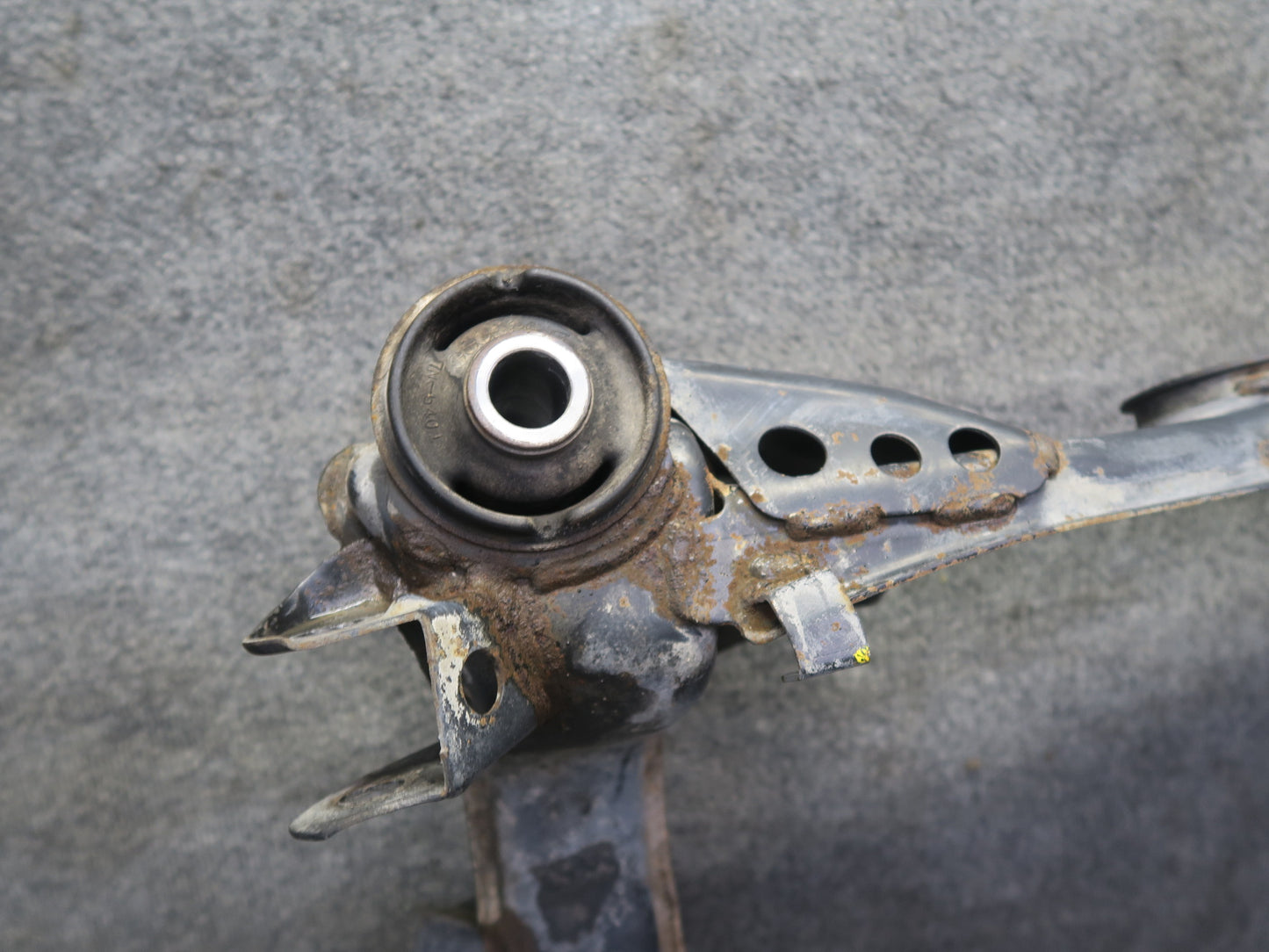 95-97 Nissan Gloria HY33 AT Rear Crossmember Subframe Bracket 60K Miles OEM