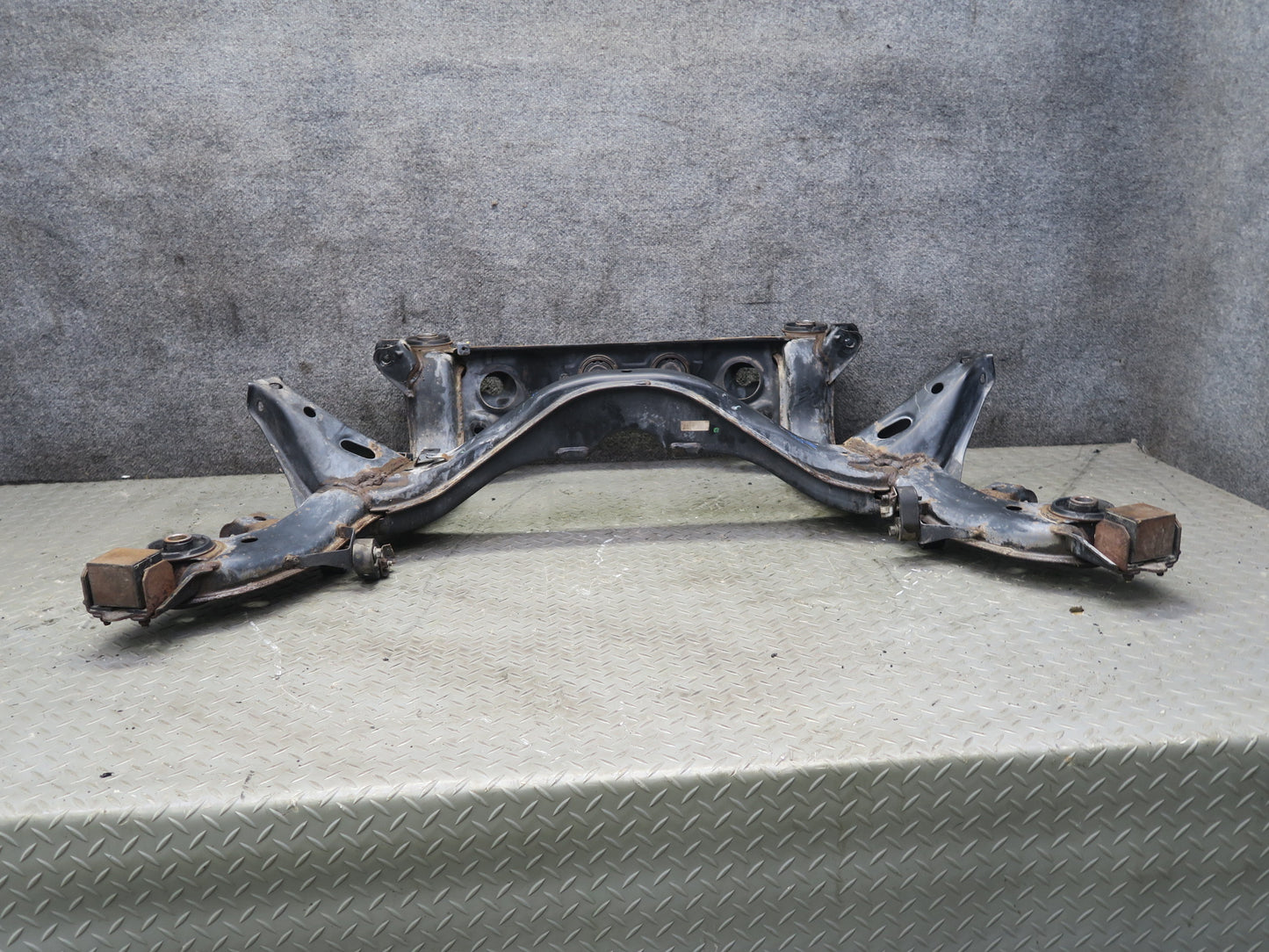 95-97 Nissan Gloria HY33 AT Rear Crossmember Subframe Bracket 60K Miles OEM
