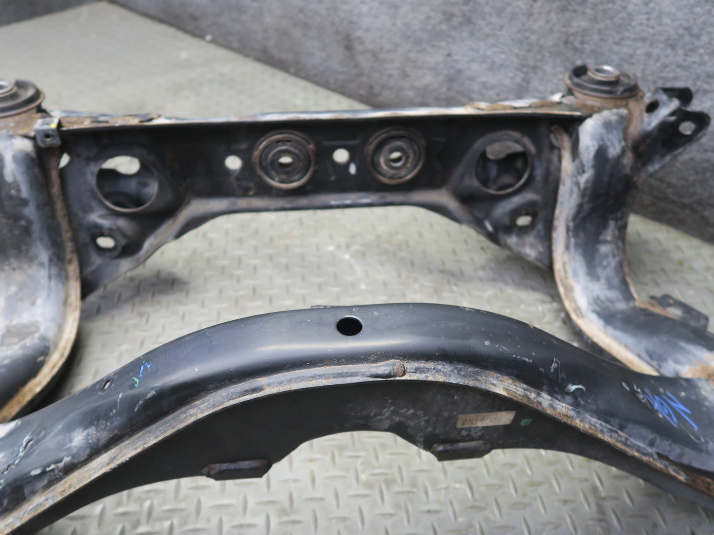 95-97 Nissan Gloria HY33 AT Rear Crossmember Subframe Bracket 60K Miles OEM