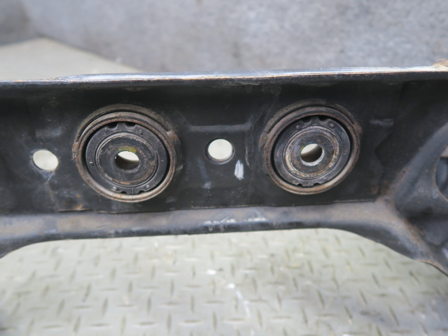 95-97 Nissan Gloria HY33 AT Rear Crossmember Subframe Bracket 60K Miles OEM