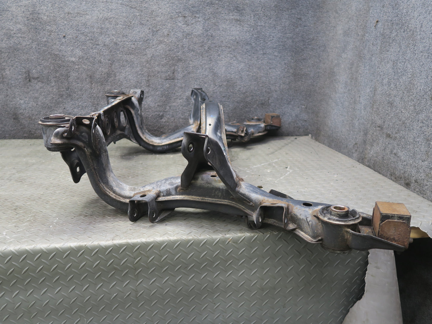 95-97 Nissan Gloria HY33 AT Rear Crossmember Subframe Bracket 60K Miles OEM
