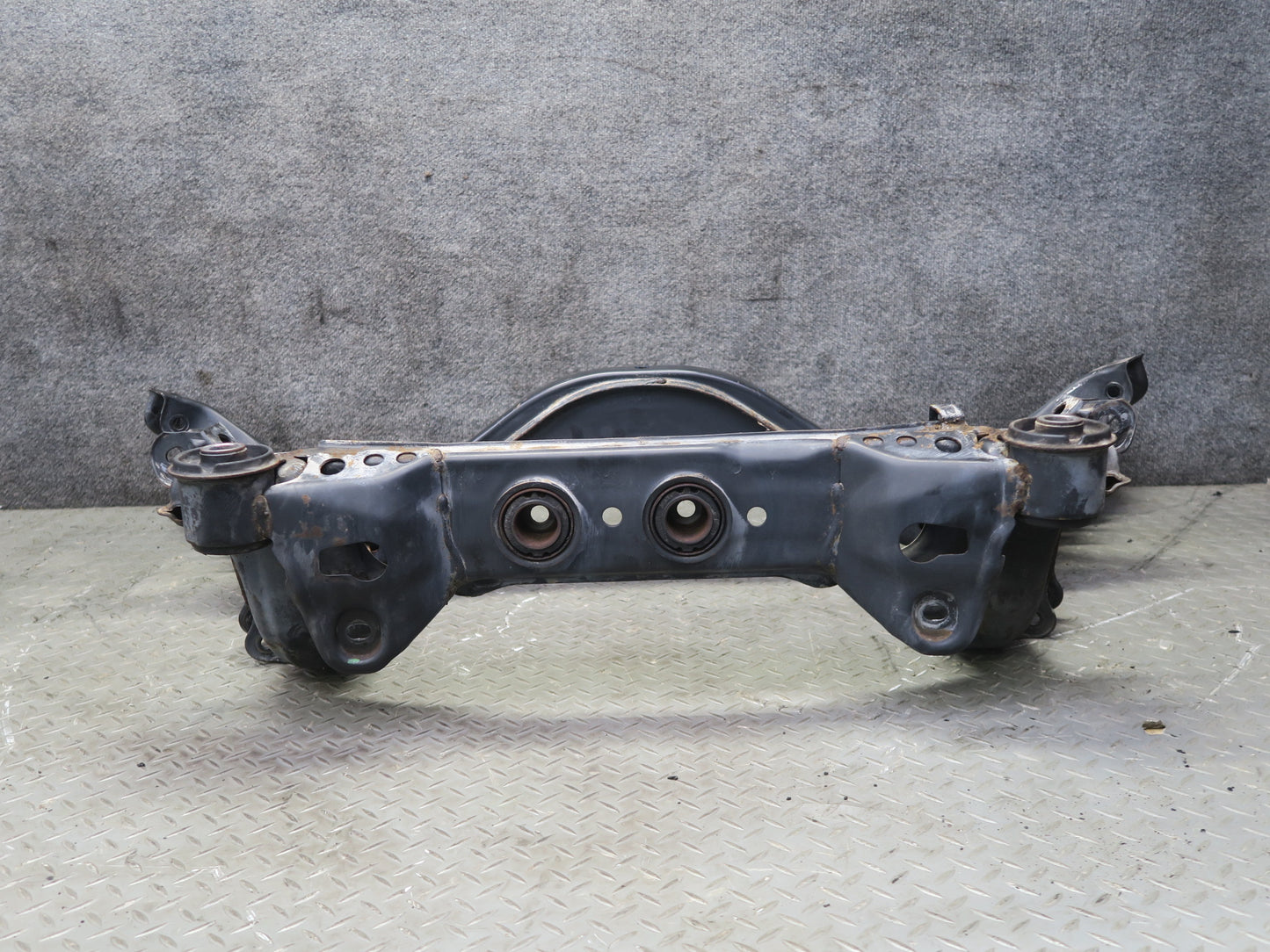 95-97 Nissan Gloria HY33 AT Rear Crossmember Subframe Bracket 60K Miles OEM